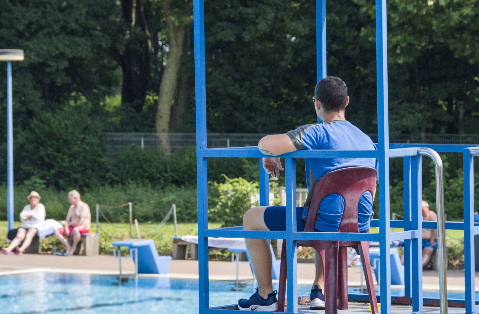  Duisburg sucht noch Aushilfen für die Plätze am Beckenrand wie auf dem Foto im Freibad Homberg. Noch gibt es aber nichts zu beaufsichtigen. 