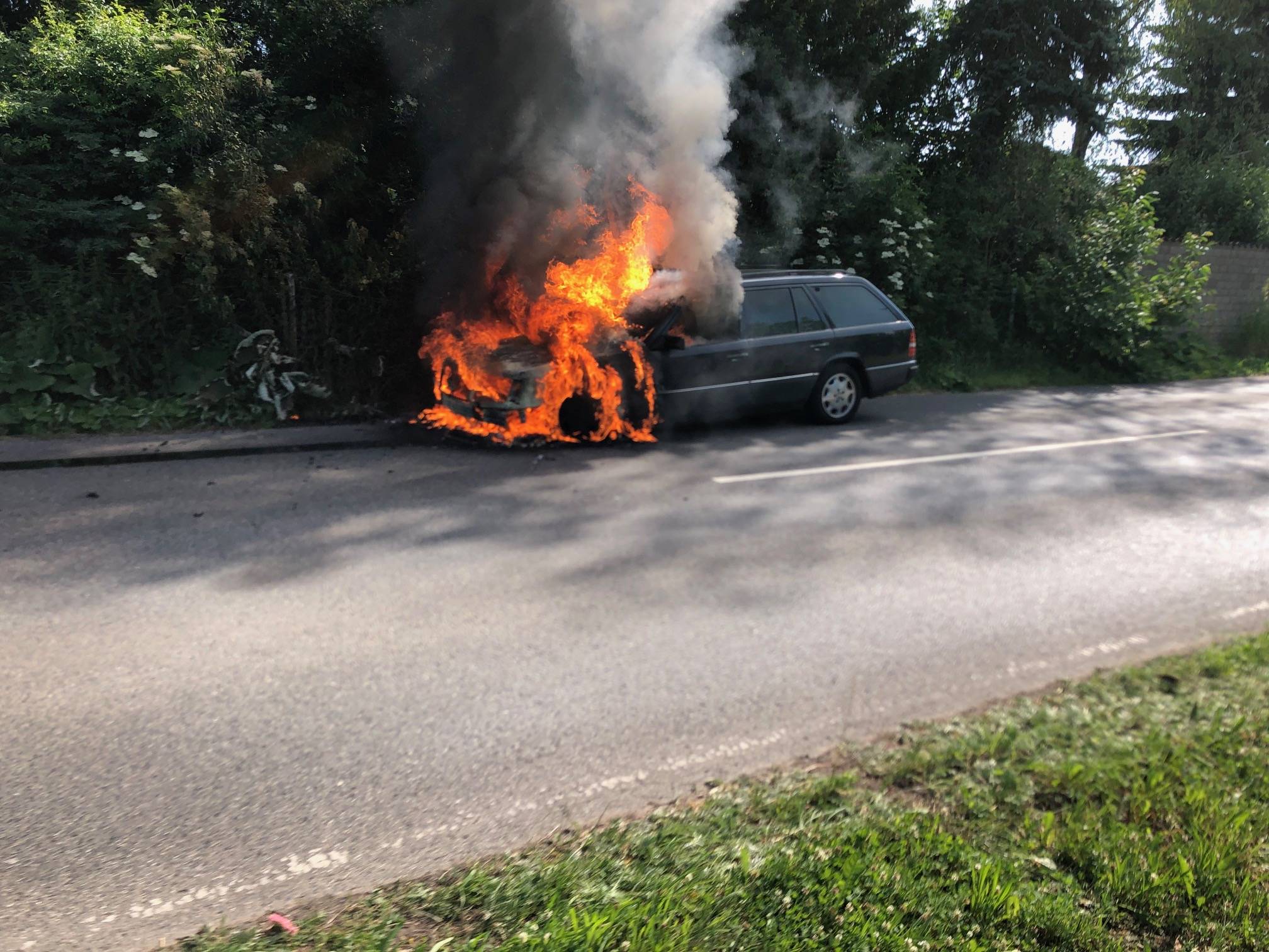  Ein PKW mit Hybridantrieb im Motorraum brannte am vergangenen Sonntag vollständig aus. 