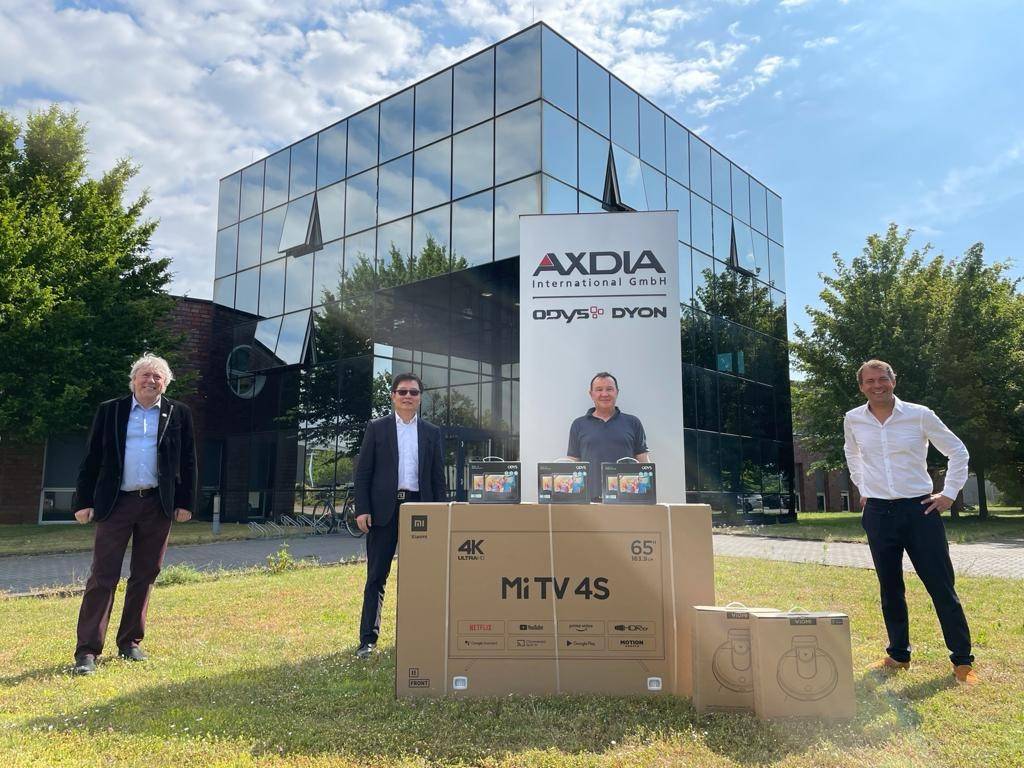 Freuen sich auf das Gewinnspiel zur Europameisterschaft: Uwe Schummer (MdB CDU), AXDIA-Geschäftsführer Fei Tong, Gerard Louis (ebenfalls AXDIA) und Willichs Bürgermeister Christian Pakusch (von links).  