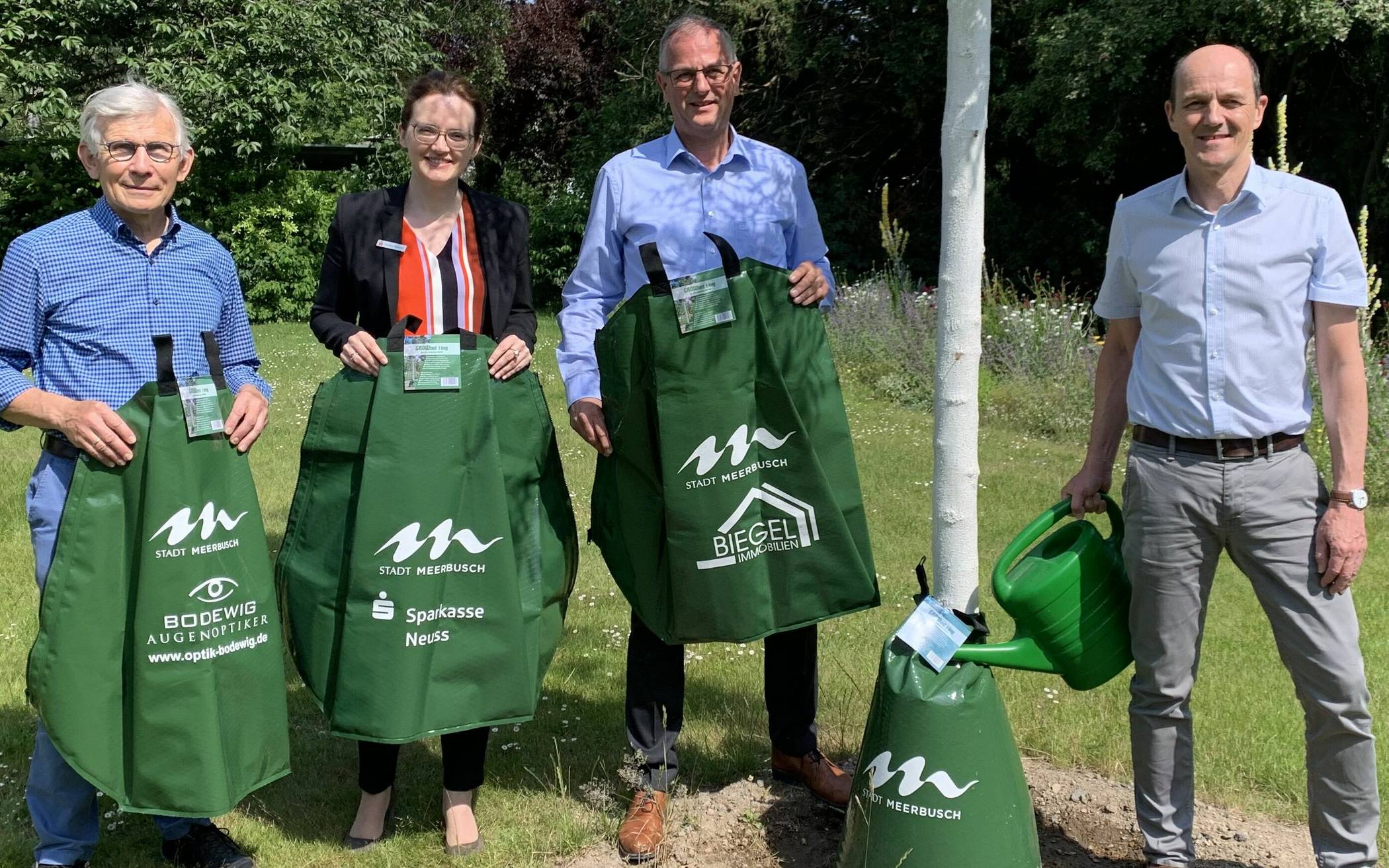  (von links) Willi Bodewig, Cornelia Heusgen, Bereichsdirektorin der Sparkasse, und Guido Biegel freuen gemeinsam mit Michael Betsch, dass die Sommerbewässerung der Meerbuscher Stadtbäume nun weiter Fahrt aufnehmen kann. 