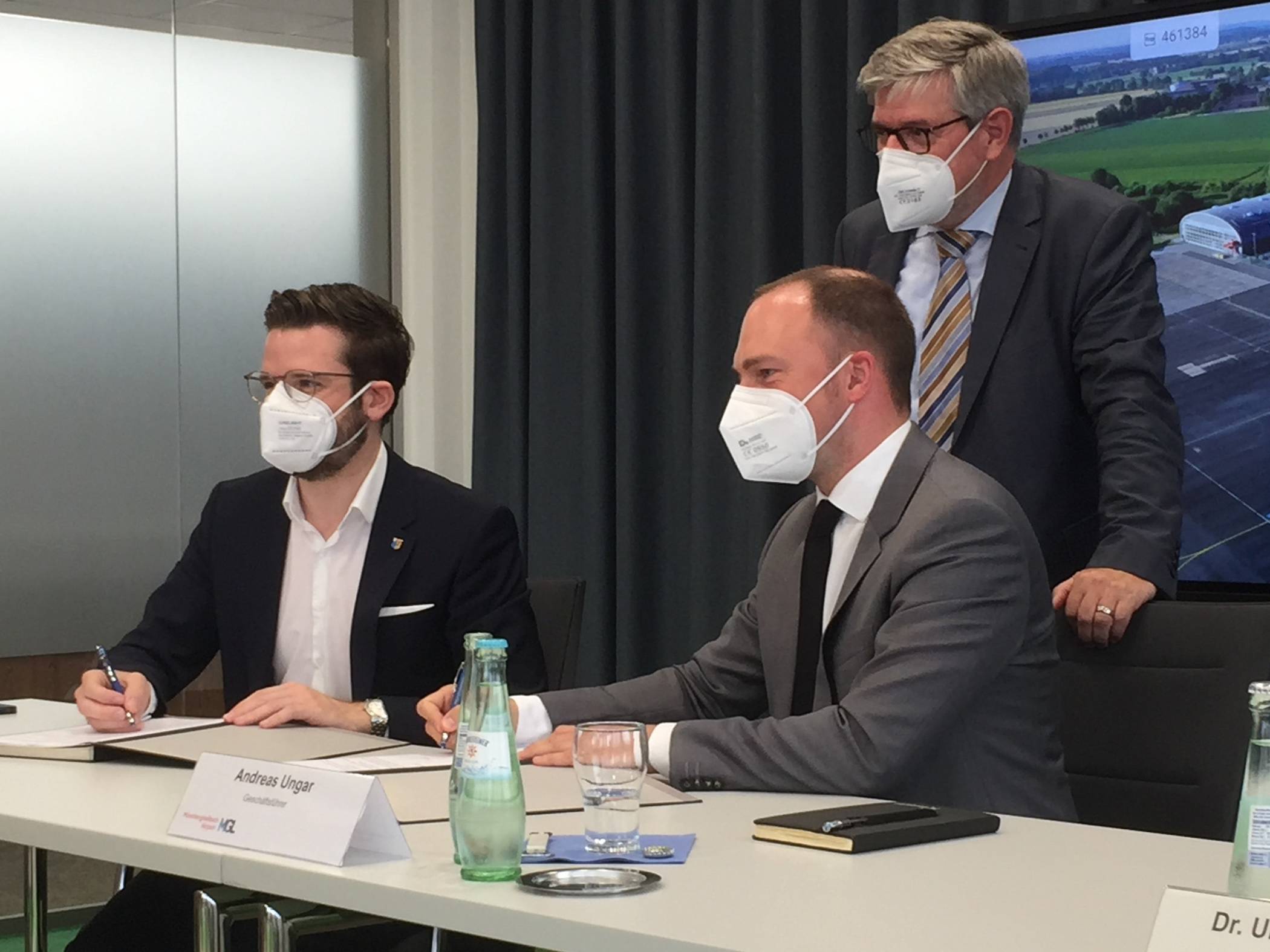  Im Beisein von Co-Flughafen-Geschäftsführer Ulrich Schückhaus (stehend) und Oberbürgermeister Felix Heinrichs (l.) unterschrieb Andreas Ungar seinen Vertrag. 