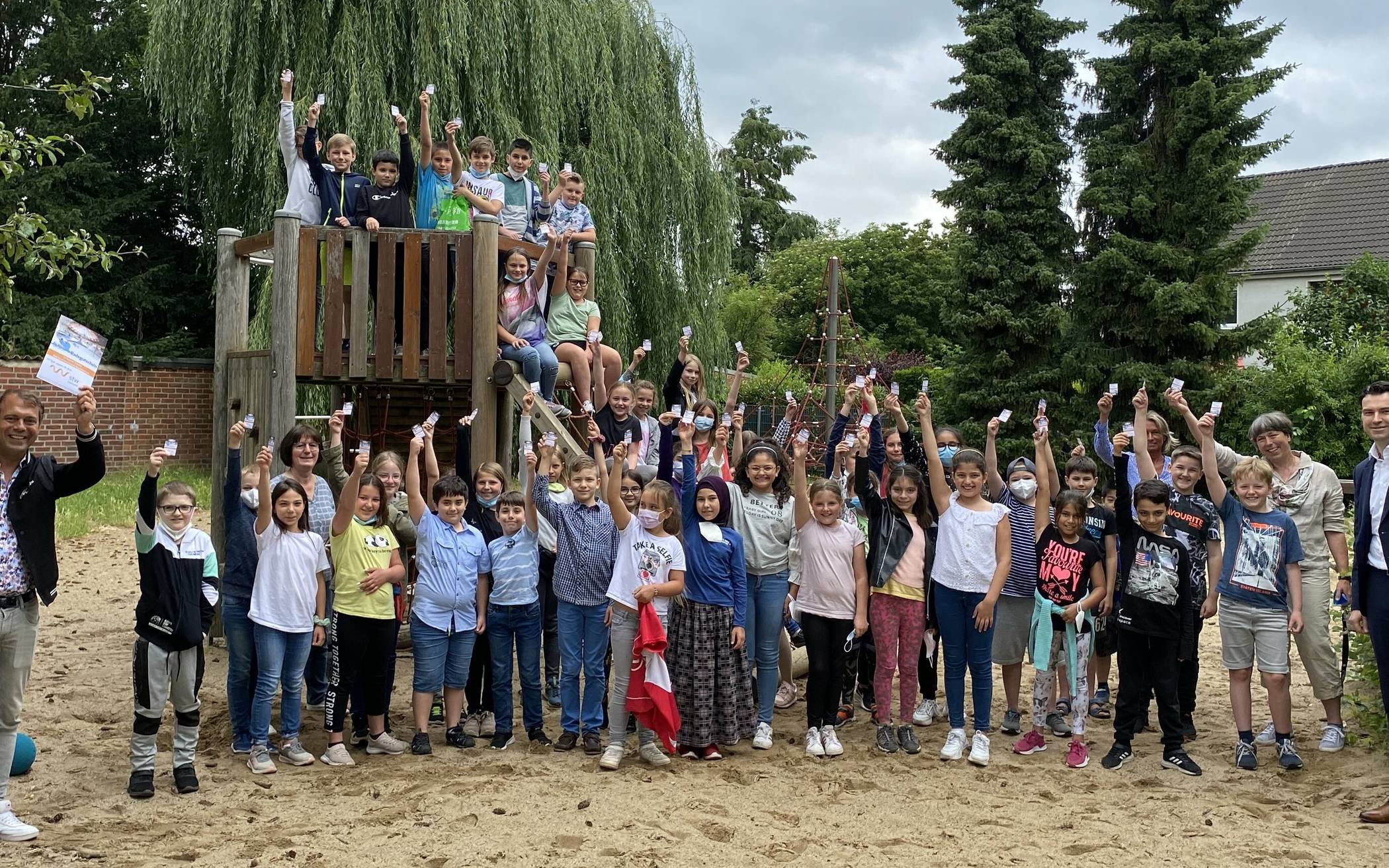 Unser Bild zeigt die Schulleiterin der Schule im Mühlenfeld, Elke Husmann-Zich, den Geschäftsführer der Stadtwerke, Tafil Pufja, den Bürgermeister Christian Pakusch sowie einige Viertklässler, die die Gutscheine stellvertretend in Empfang genommen haben.