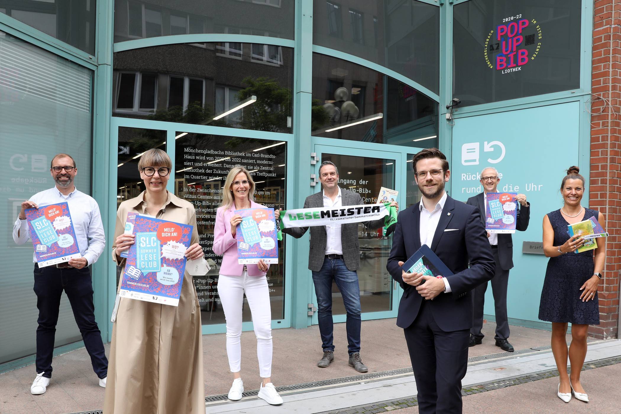 Beim Sommerleseclub mitmachen? Für alle Unterstützer (Santander Bank, die NEW, die MG-Connect Stiftung, Borussia Mönchengladbach und der Förderverein „Lust am Lesen“ e.V.) ist das gar keine Frage. Darüber freuen sich Brigitte Behrendt Leiterin der Stadtbibliothek (vorne.l.) und Oberbürgermeister Felix Heinrichs (vorne r.). 