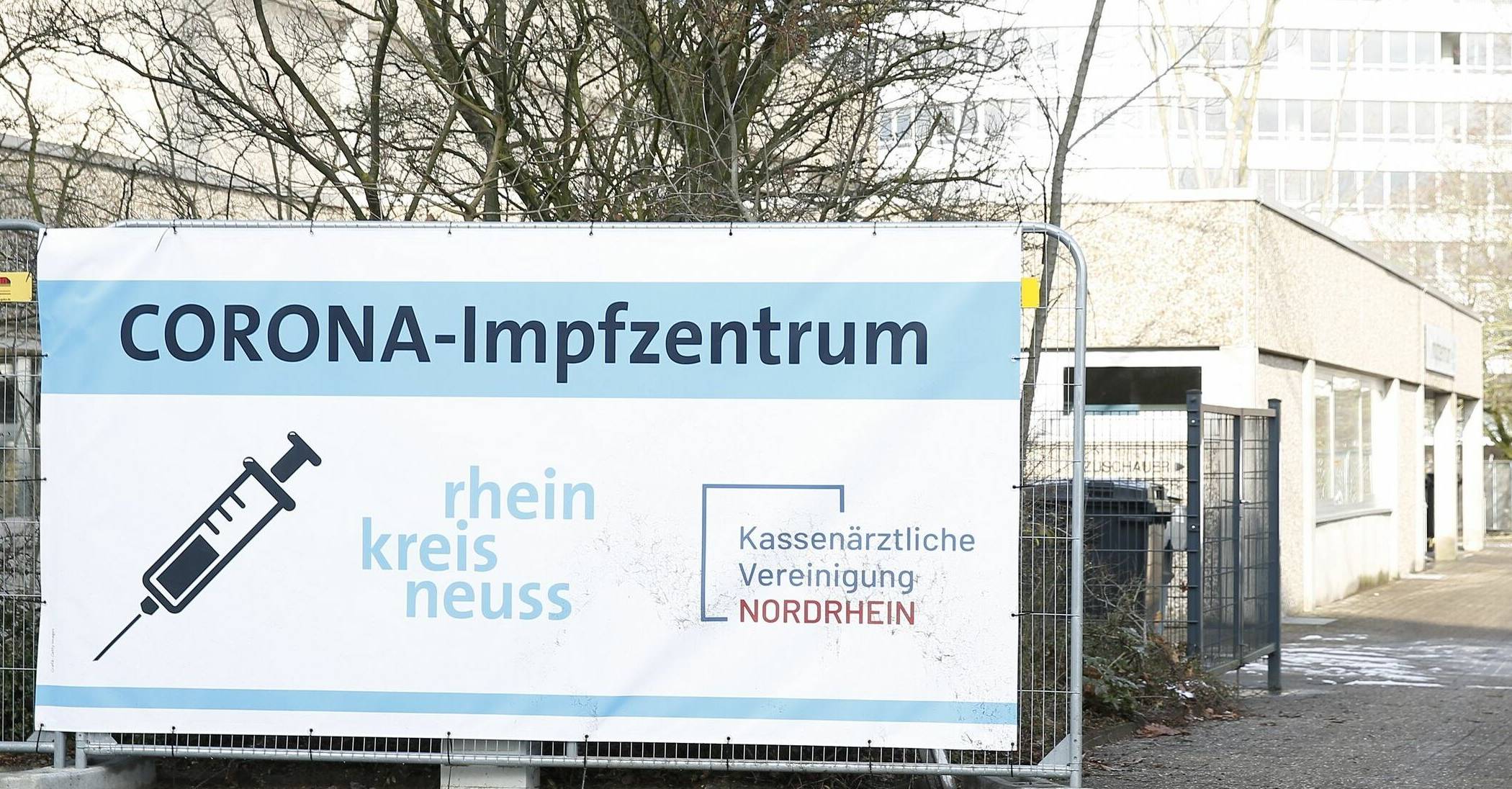  Im Impfzentrum können Personen, die hier geimpft wurden, ihre Impfbescheinigungen in den gelben Impfpass eintragen lassen.  