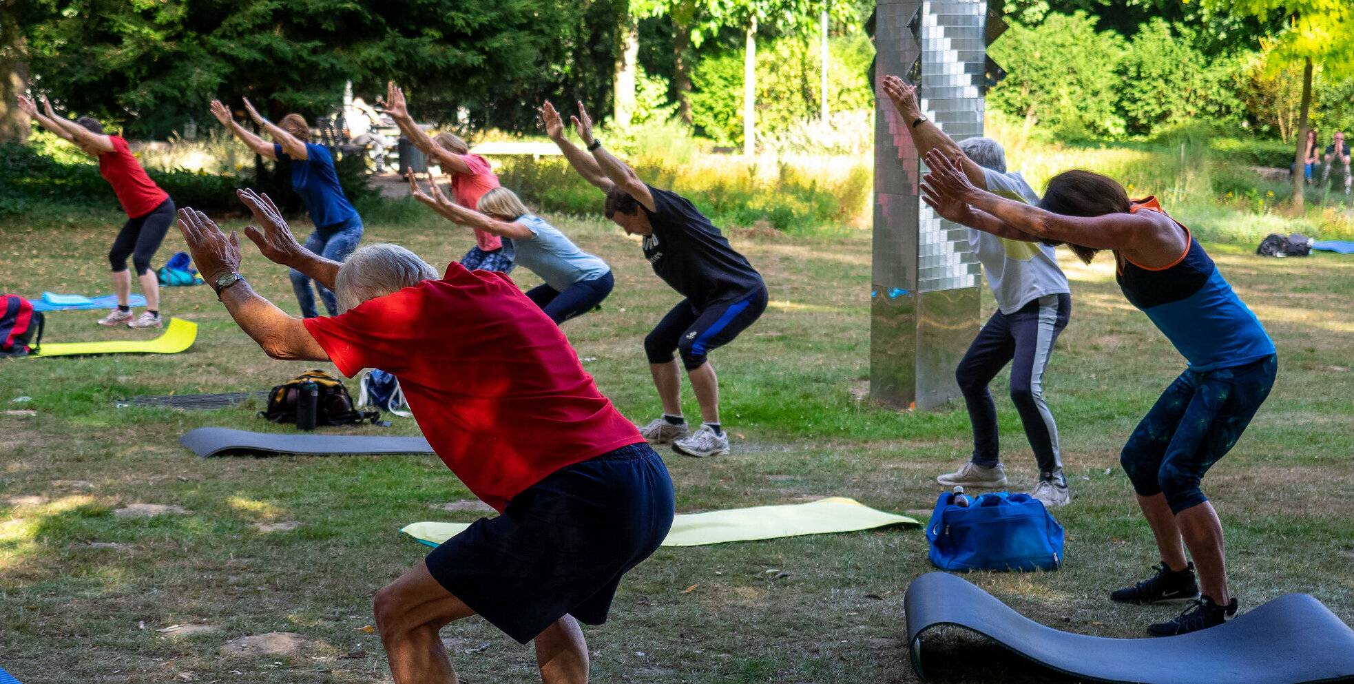  Wer sich im Winter auf die Bretter stellen möchte, sollte fit sein. Deshalb ist Skigymnastik, hier eine Aufnahme aus 2020, so beliebt bei „Sport im Park“.  
