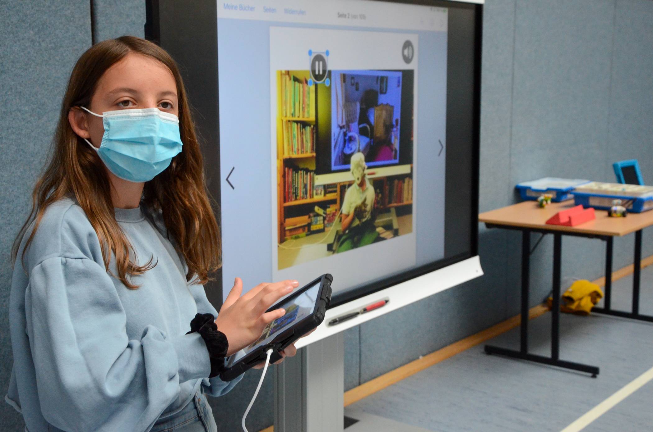  Ella (Name geändert) hat ein digitales Bilderbuch mit Fotos und Geräuschen gestaltet, das sie ihren Mitschülern per iPad und Smartboard vorgestellt. 