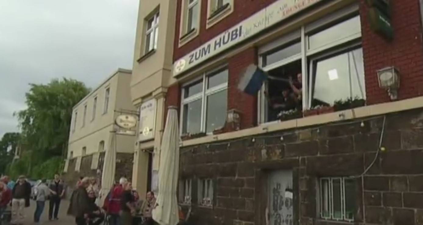  Würdiges Gedenken: Nach dem Tod von Götz George im Juni 2016 warf die HFN-Jam für eine Live-Schalte der WDR-Lokalzeit einen Fernseher aus dem Fenster. 