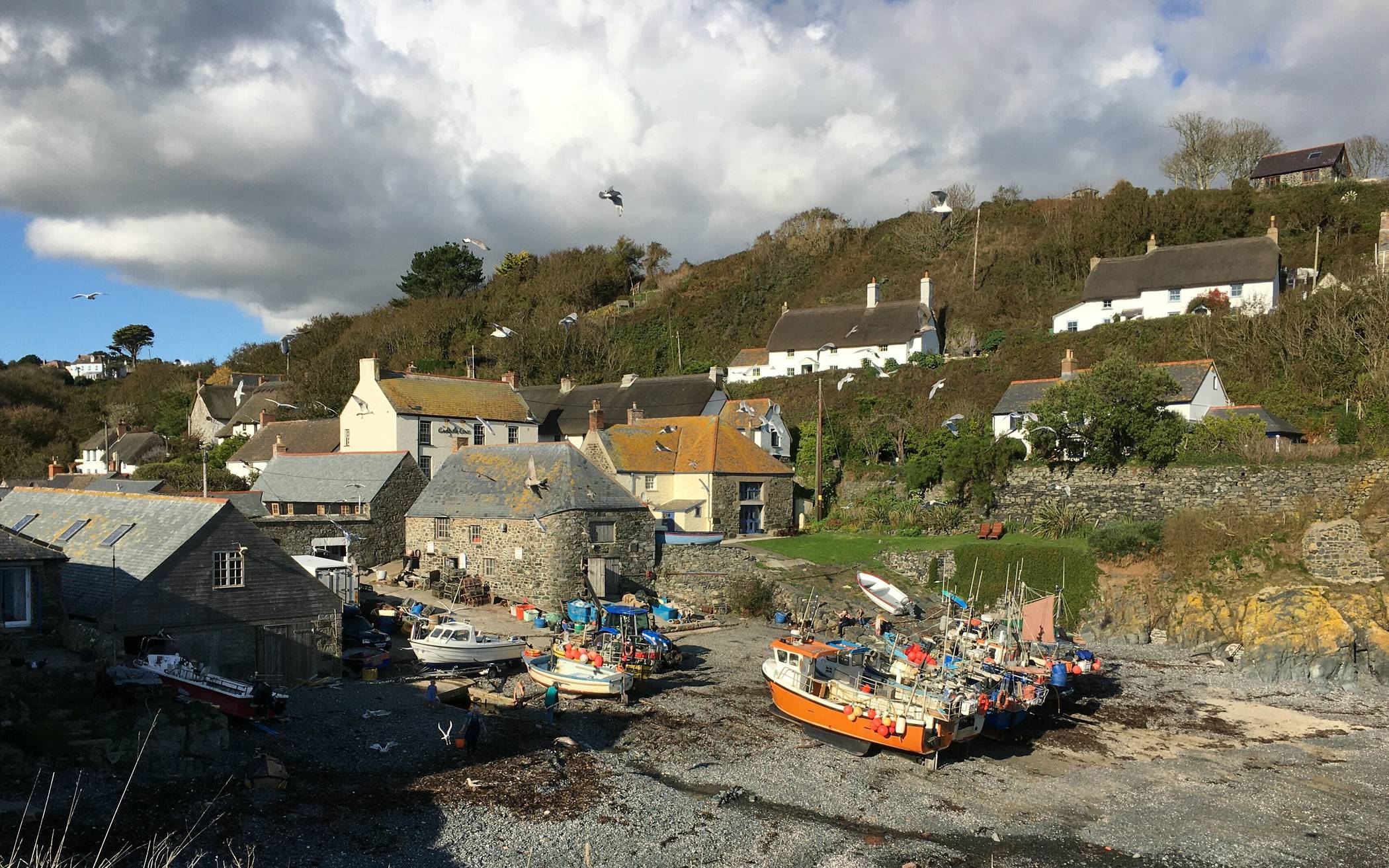 Arnold Küsters, alias Ian Bray, hat den Ort Cadgwith in Cornwall so authentisch beschrieben, dass man den kleinen Hafen auch ohne Foto vor dem inneren Auge hat. 