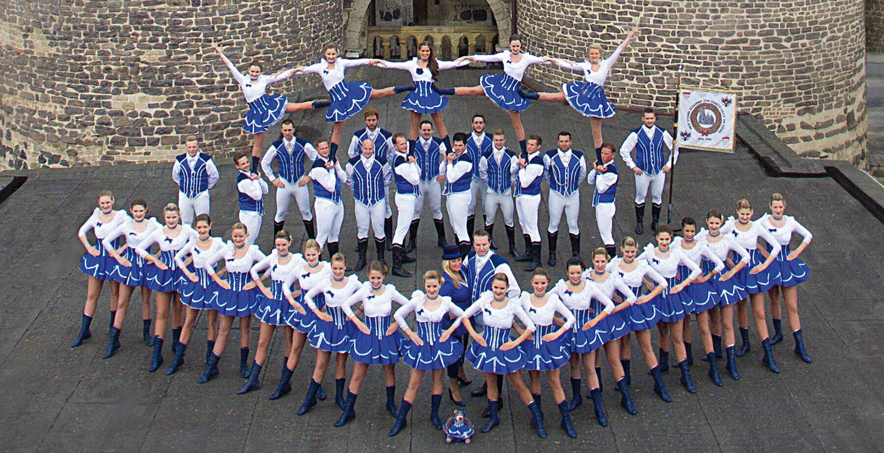 Gastgeber Christian Pape hat hochkarätige Gäste zu „Pape macht Zirkus“ 2021 eingeladen, unter anderem das Tanzkorps Kölner Rheinveilchen (gr. Bild), Peter Shub und „Sitzungspräsident“ Volker Weininger. 
  