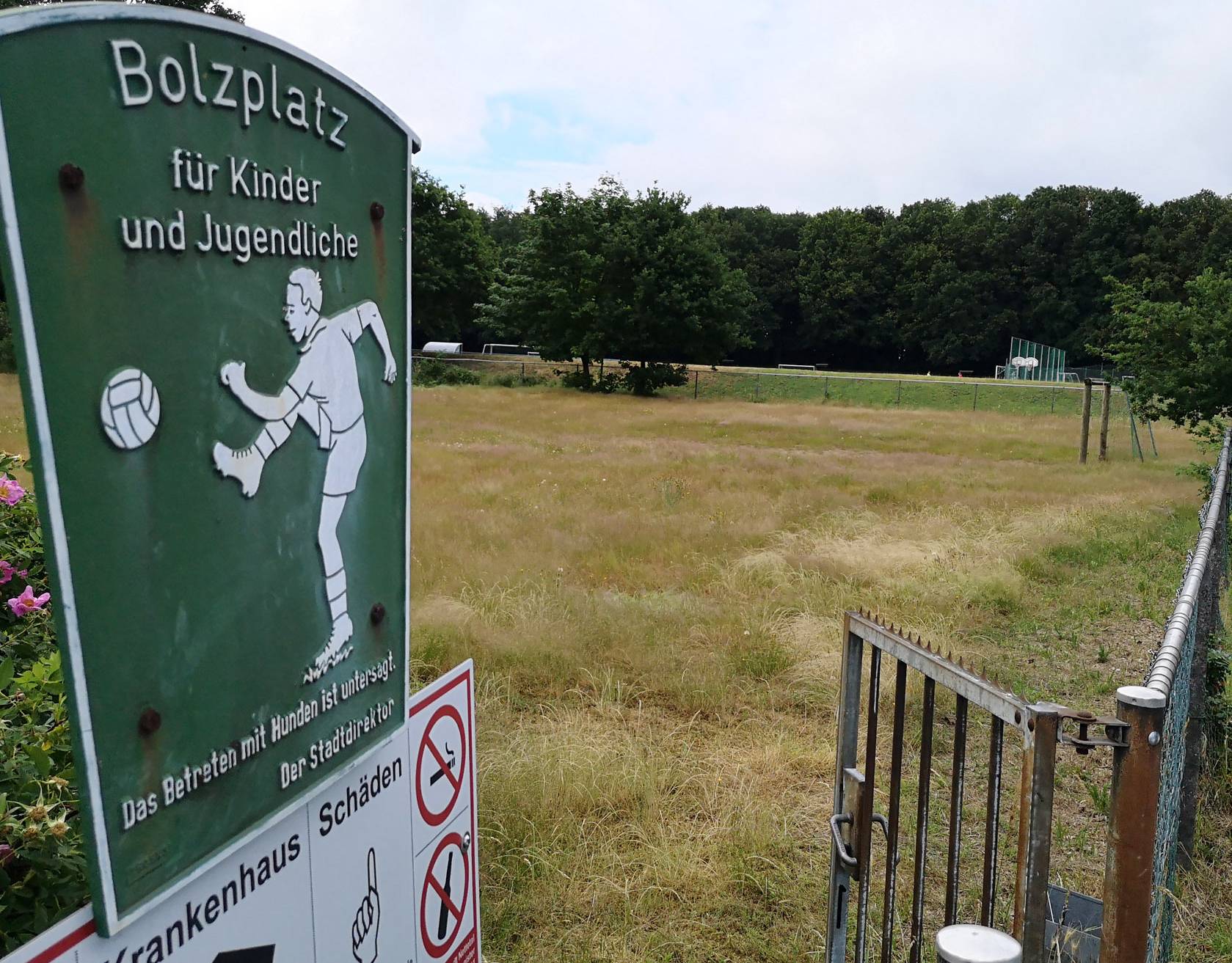 Auf dieser Bolzplatzfläche am Lobbericher Stadion Schulzenburg entsteht der neue Kindergarten. as andere Bild zeigt eine Straßenansicht im Modell. 
