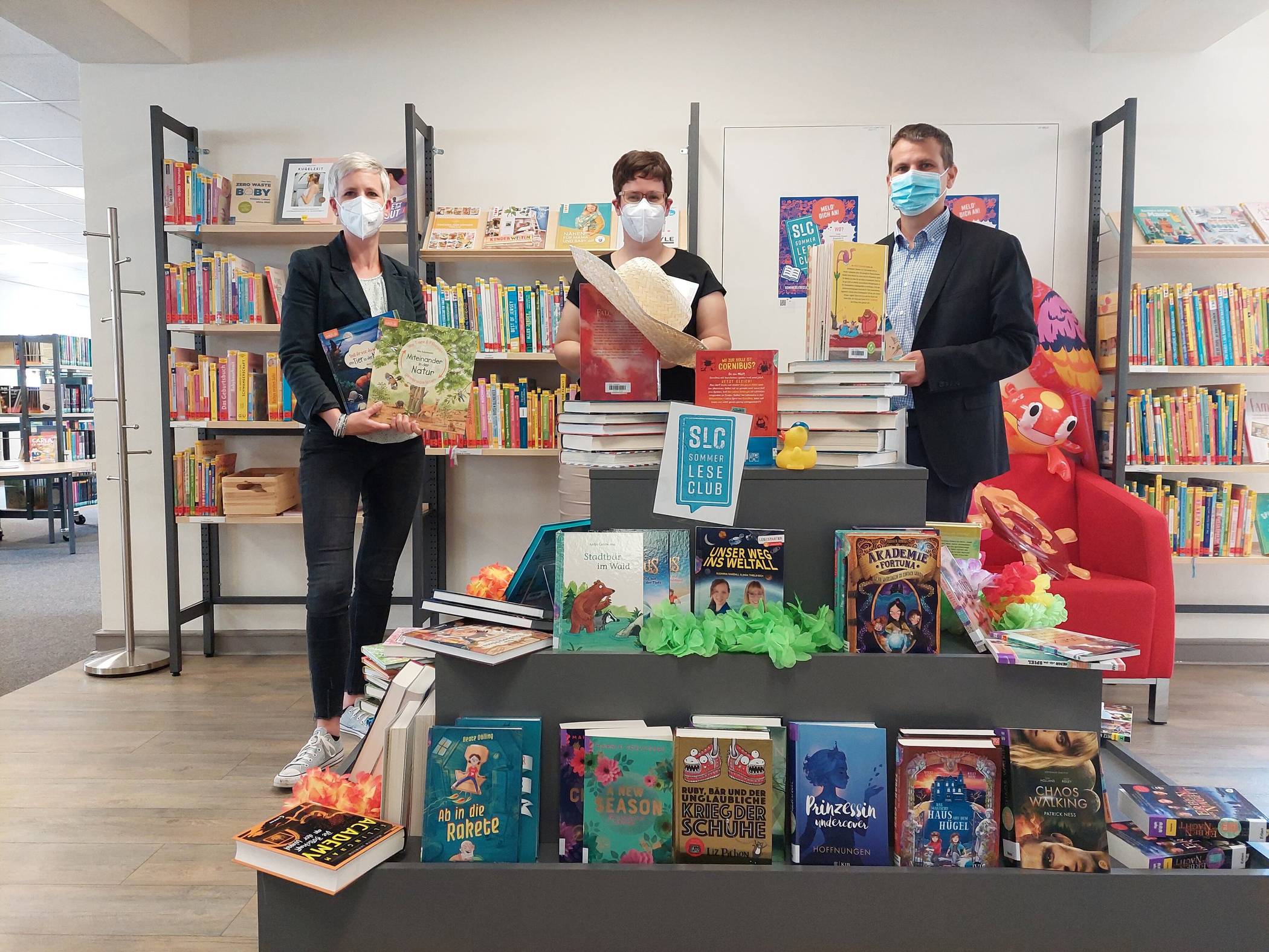 Friederike Wehse vom moses-Verlag, Bibliotheksleiterin Katrin Steuten und Kulturdezernent Jörg Geulmann (v.l.) stellen neue Bücher für den Sommerleseclub vor. Foto: Stadtbibliothek Kempen