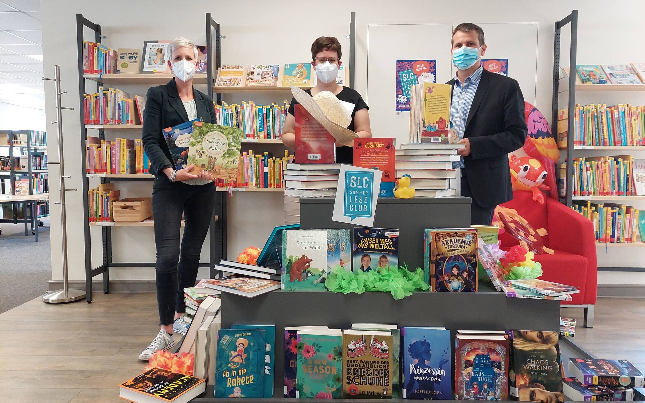 Friederike Wehse vom moses-Verlag, Bibliotheksleiterin Katrin