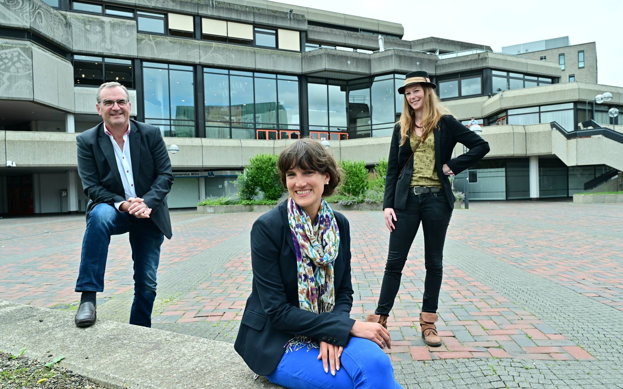 Seidenweberhaus im Rücken, der Zukunft zugewandt: