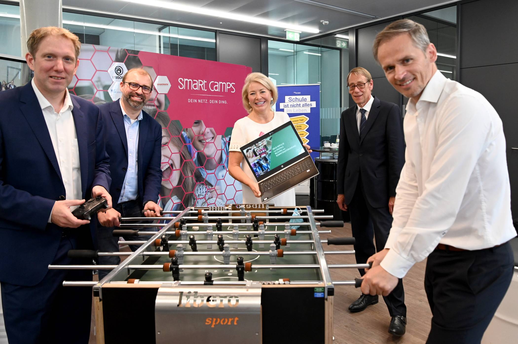  100 Kinder können fünf Tage lang digitale und sportliche Fitness trainieren: der Schirmherr und Landtagsabgeordnete Jochen Klenner, Axel Tilmanns, Vorstand der MGconnect Stiftung, Simone Stein-Lücke, Gründering des Bildungsunternehmens BG 3000, sowie Bernd Ormanns&nbsp; und Marc Fahrig&nbsp; von den Sponsoren Sparkasse und Schaffrath, stellten am Mittwoch das Smart Camp vor (v.l.). 