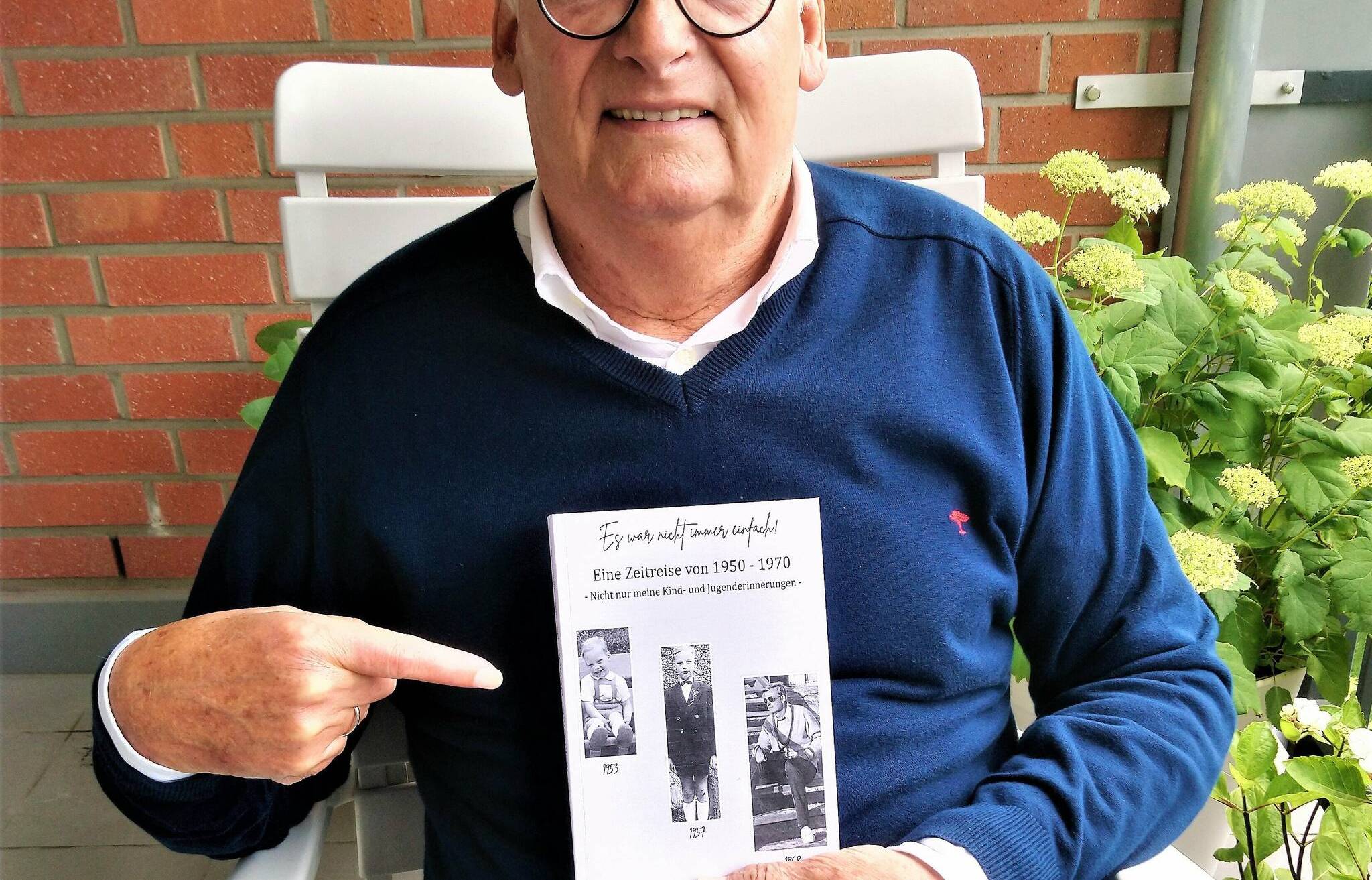 Paul Sonn mit seinem überarbeiteten Buch.⇥Foto:
