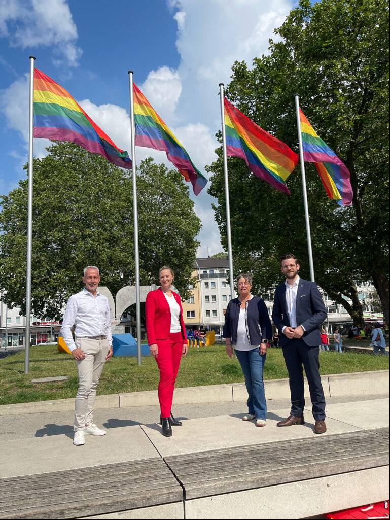 Regenbogenfahnen wehen an Gladbacher Verwaltungsgebäuden