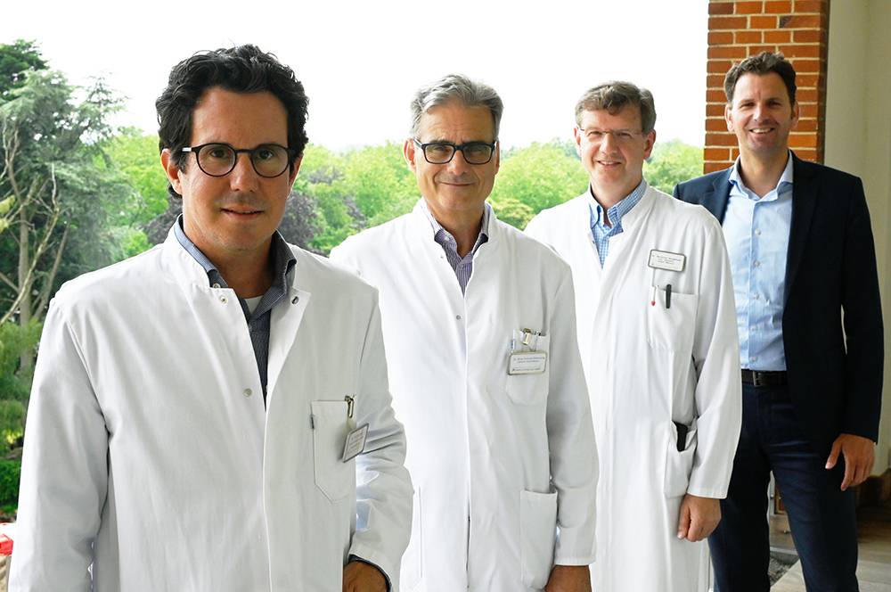 Der neue ärztliche Direktor Dr. Nico Lorenz mit seinem Vorgänger Dr. Oliver Schmidt Osterkamp, seinem Nachfolger als Chefarzt der Inneren und Geschäftsführer Thomas Paßers (v.l.). 