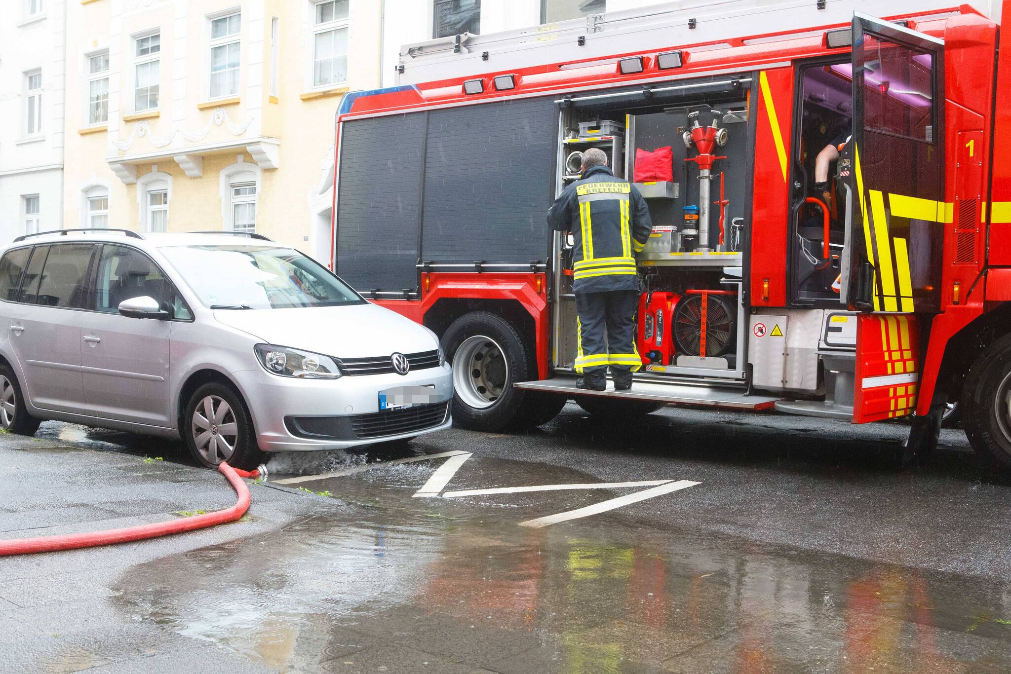 Krefelder helfen in Mettmann / Lage in Krefeld noch entspannt: Feuerwehr Krefeld zur überregionalen Hilfe angefordert