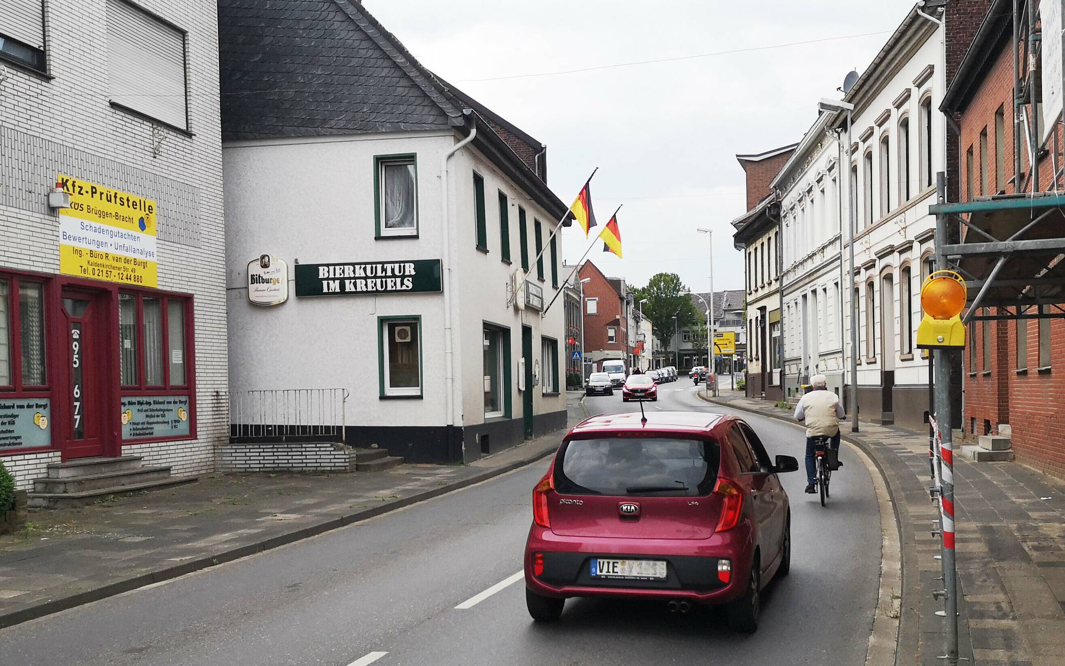  Enge Straßenführung, teilweise schmale Bürgersteige, wenig Ausweichmöglichkeiten für Radfahrer – diese Stelle auf der Lobbericher Straße Höhe Hausnummer 15 (Gaststätte Kreuels) zeigt, warum diese Straße einen Schwerpunkt im Lärmaktionsplan bildet.  Hier sieht der Lärmaktionsplan Tempo 30 statt 50  im Abschnitt Schaager Straße bis Lambertimarkt sowie eine lärmmindernde Asphaltdeckschicht vor. Foto: Stadt Nettetal  