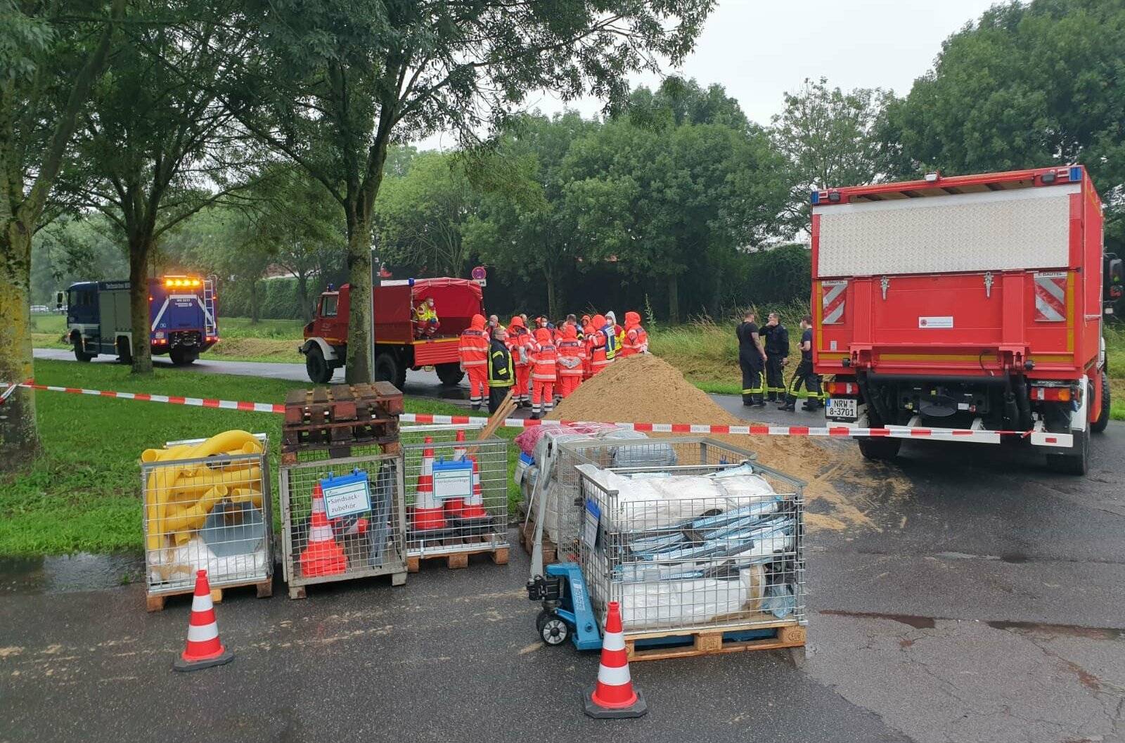 Die Feuerwehr Mönchengladbach und das THW bereiten sich auf einen Einsatz an der Niers vor. 
  