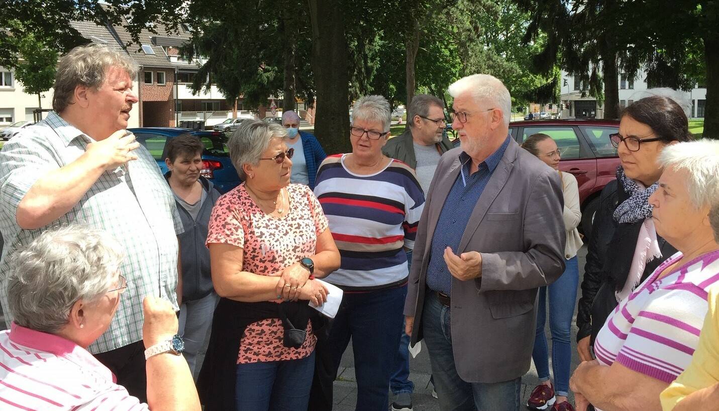  Landtagsabgeordneter Hans-Willi Körfges (3. v. r.) und Bundestagabgeordnete Gülistan Yüksel (2. v. r.) mit den aufgebrachten Mieter*innen aus der LEG-Siedlung Am Antoniushügel. 