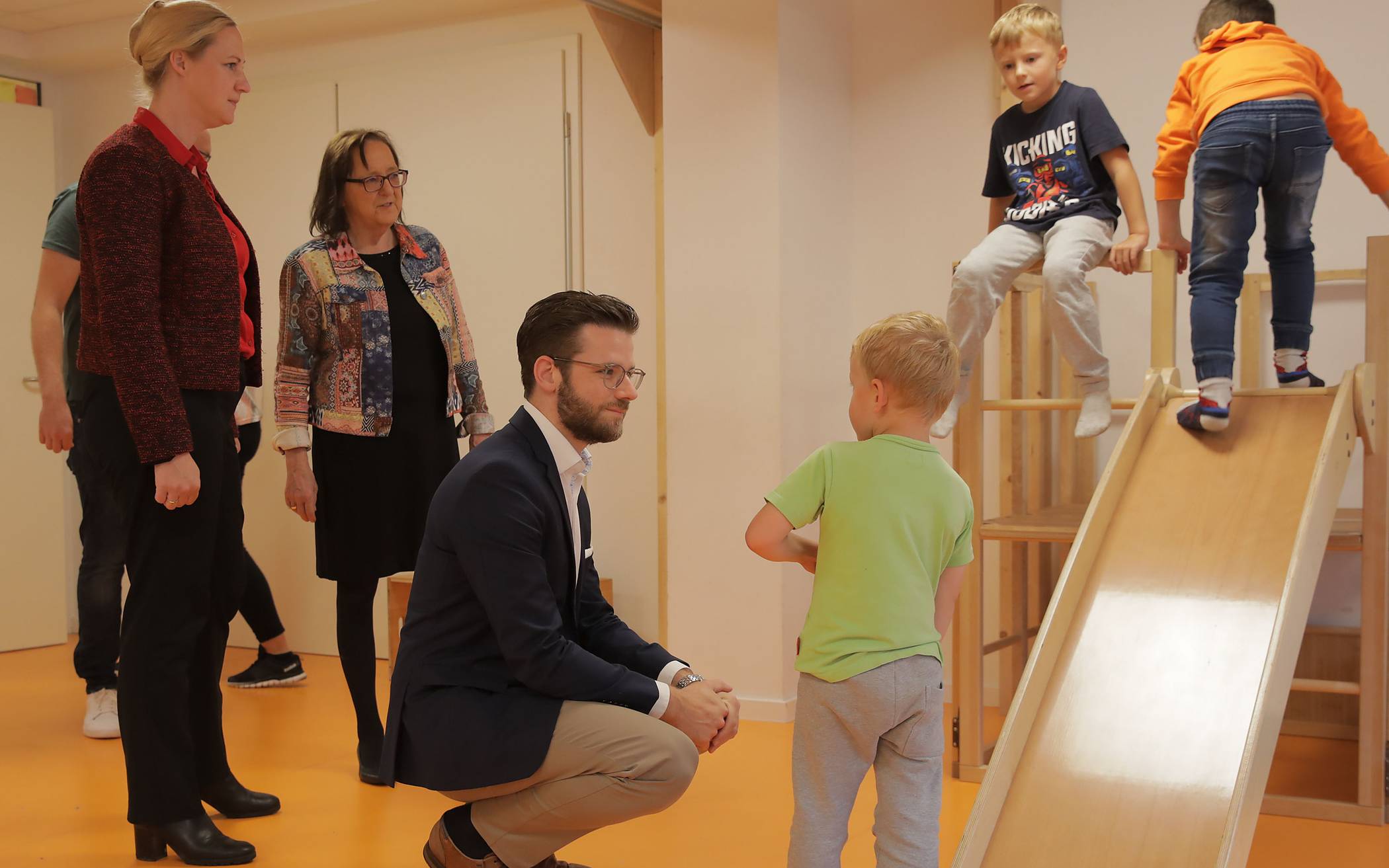 Beigeordnete Dörte Schall, OB Felix Heinrichs und Mumm-Geschäftsführerin Dorothea Hüttersen (v.l.) erkundigten sich auf der Eröffnungsfeier der Kita „Mumm-Pitz“ bei den Kindern, wie ihnen die neuen Räumlichkeiten gefallen. 