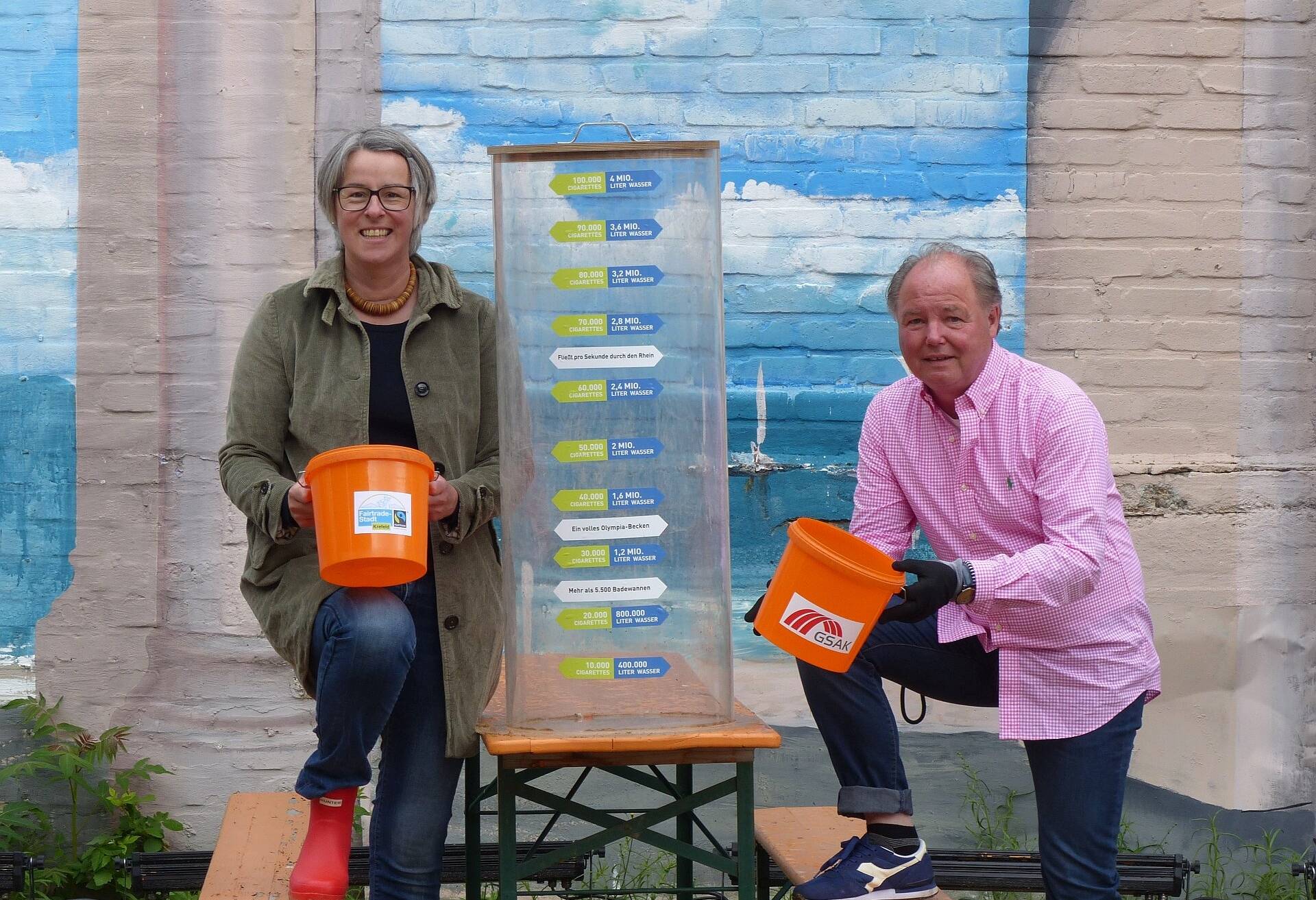 Sammelstelle für Kippen: Darina Finsterer und