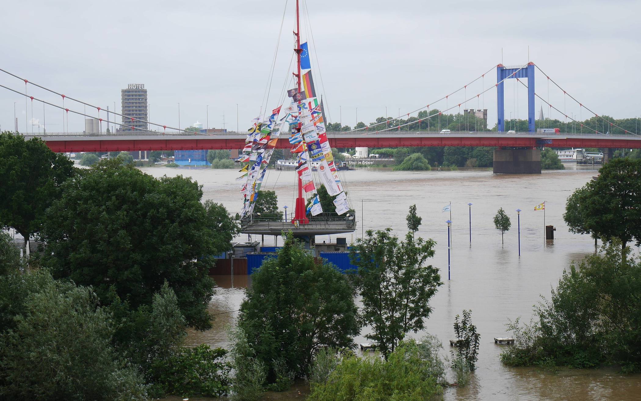 9,17 zeigte der Pegel Ruhrort am Freitagmorgen; die Mühlenweide steht vermutlich noch eine Weile unter Wasser.