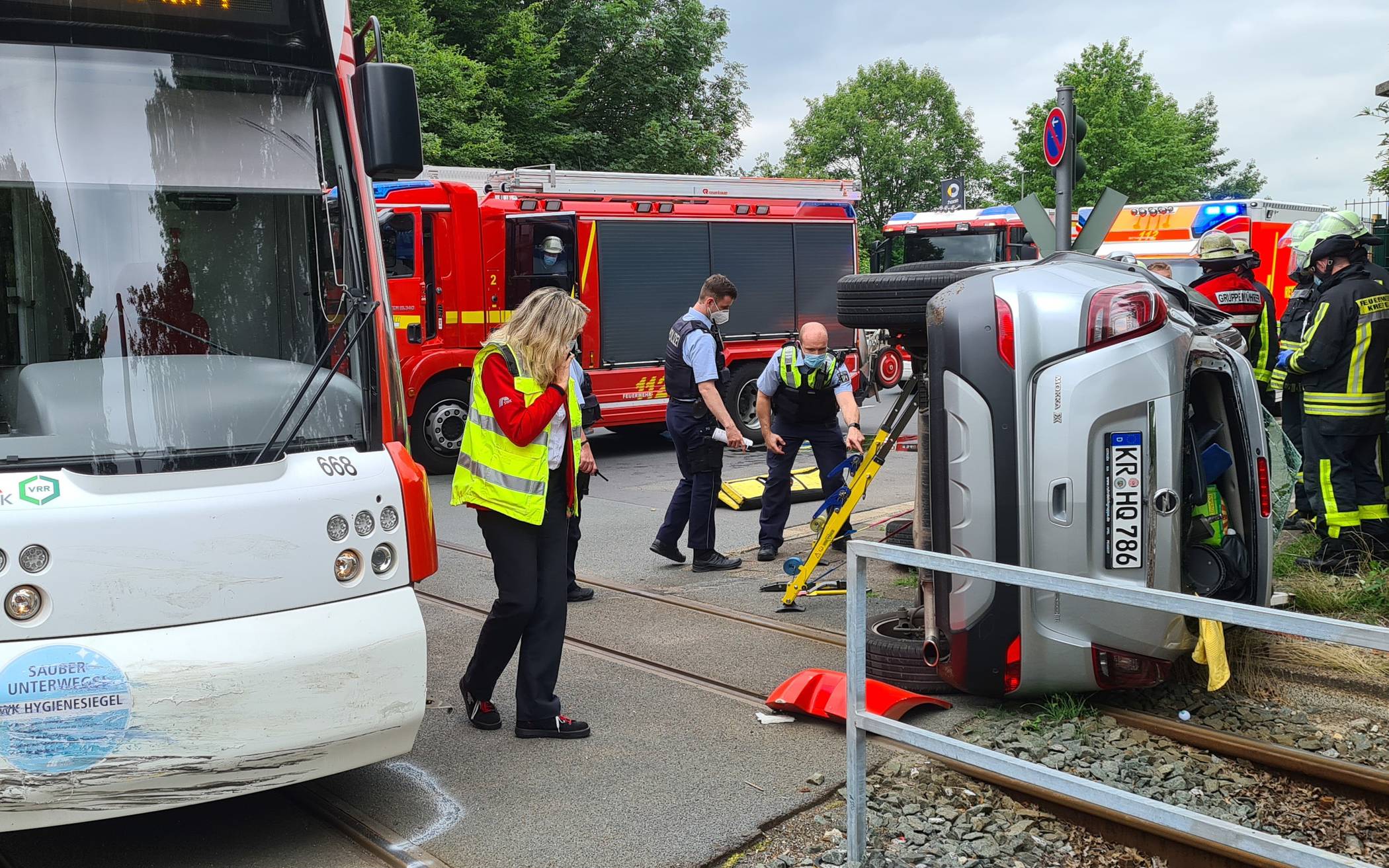 Straßenbahn rammt Pkw
