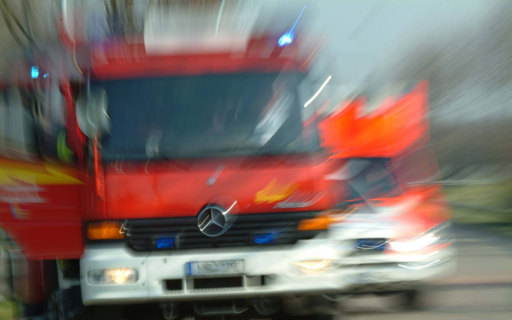 Kinderwagen gerät im Treppenhaus in Brand
