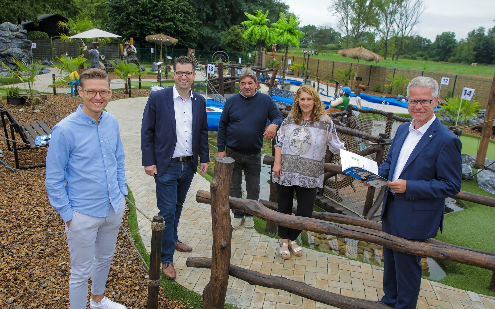 IHK-Hauptgeschäftsführer Jürgen Steinmetz (r.) und IHK-Existenzgründungsberater Pascal Görigk (l.) stellten auf der Adventure-Minigolfanlage von Anke und Jürgen Smikalla (3.v.l.) den neuen Gründerreport vor. Mit dabei: Christian Küsters, Bürgermeister von Nettetal.  