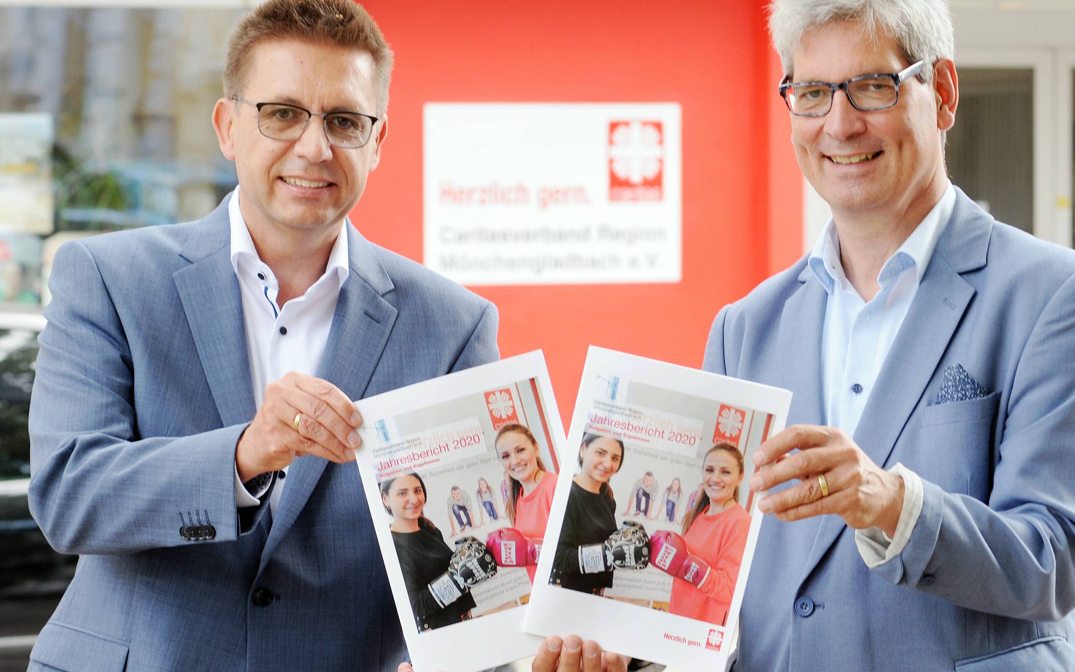 Geschäftsführer Frank Polixa (l.) und Vorsitzender Dr. Christof Wellens präsentierten den Jahresbericht 2020 des Caritasverbandes der Region Mönchengladbach. 
  