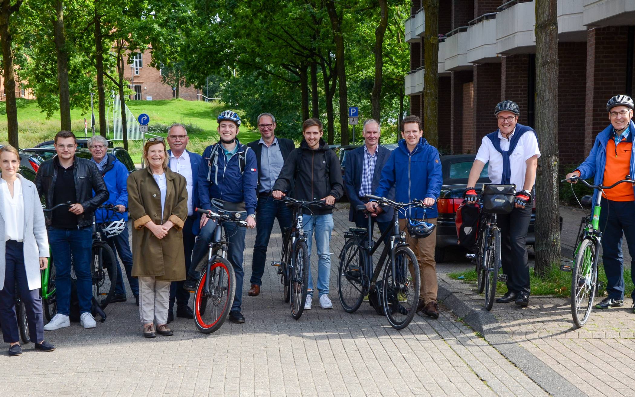  Per Rad ging es für die Bundestagskandidat*innen aus dem Kreis Viersen und Vertreter*innen der Caritas in dieser Woche zu verschiedenen Einrichtungen der Caritas rund um Viersen. Foto: Caritasverband Kempen-Viersen 