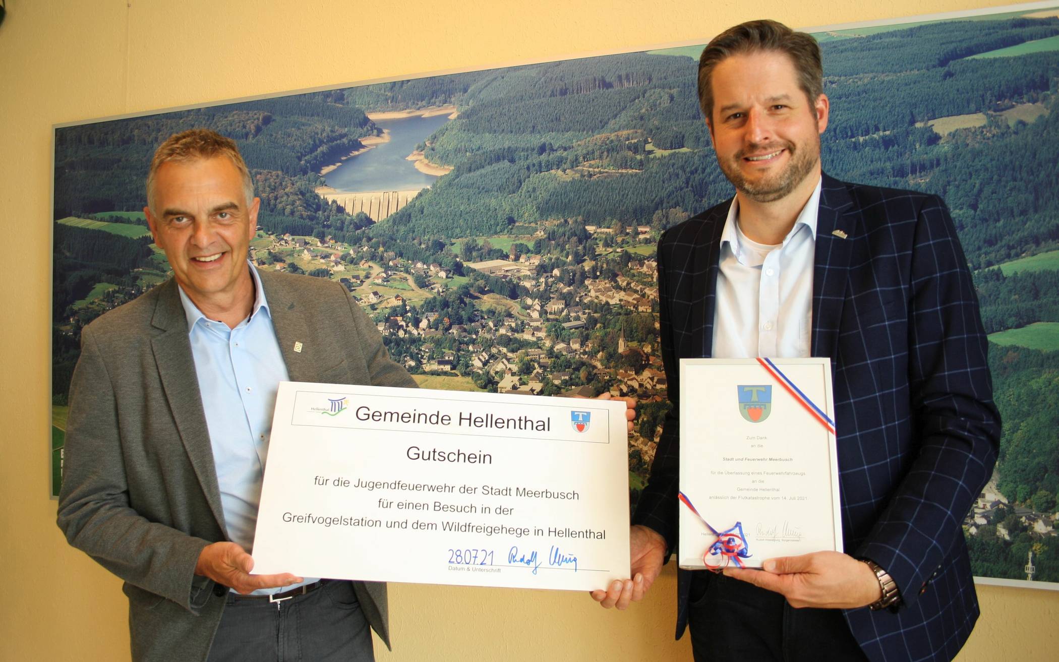 Bürgermeister Westerburg überreichte eine Urkunde und einen Gutschein an seinen Kollegen aus Meerbusch. 