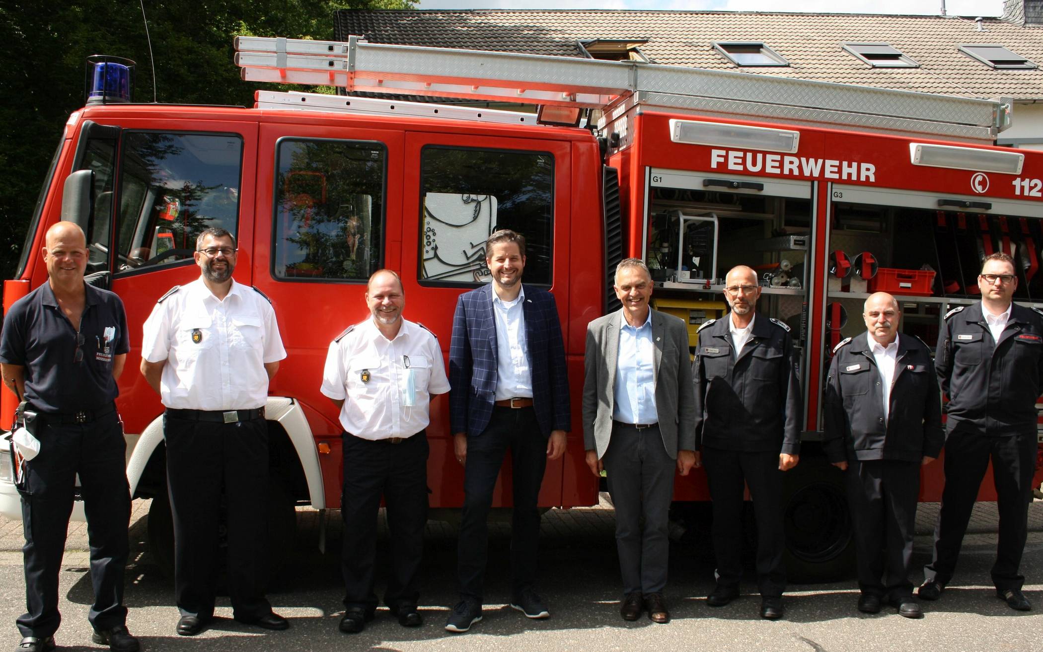 v.l.n.r. Christian Morsek, Ralf Platen, Claus Uebe (alle Feuerwehr Meerbusch), Bürgermeister der Stadt Meerbusch Christian Bommers, Bürgermeister der Gemeinde Hellenthal Rudolf Westerburg, Wehrführer der Gemeinde Hellenthal Daniel Pützer, Werner Groß und Sebastian Dietrich als stellv. Wehrführer der Gemeinde Hellenthal. 