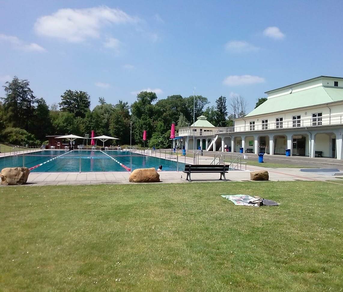 Tote (Bade)Hose unter strahlend blauem Himmel