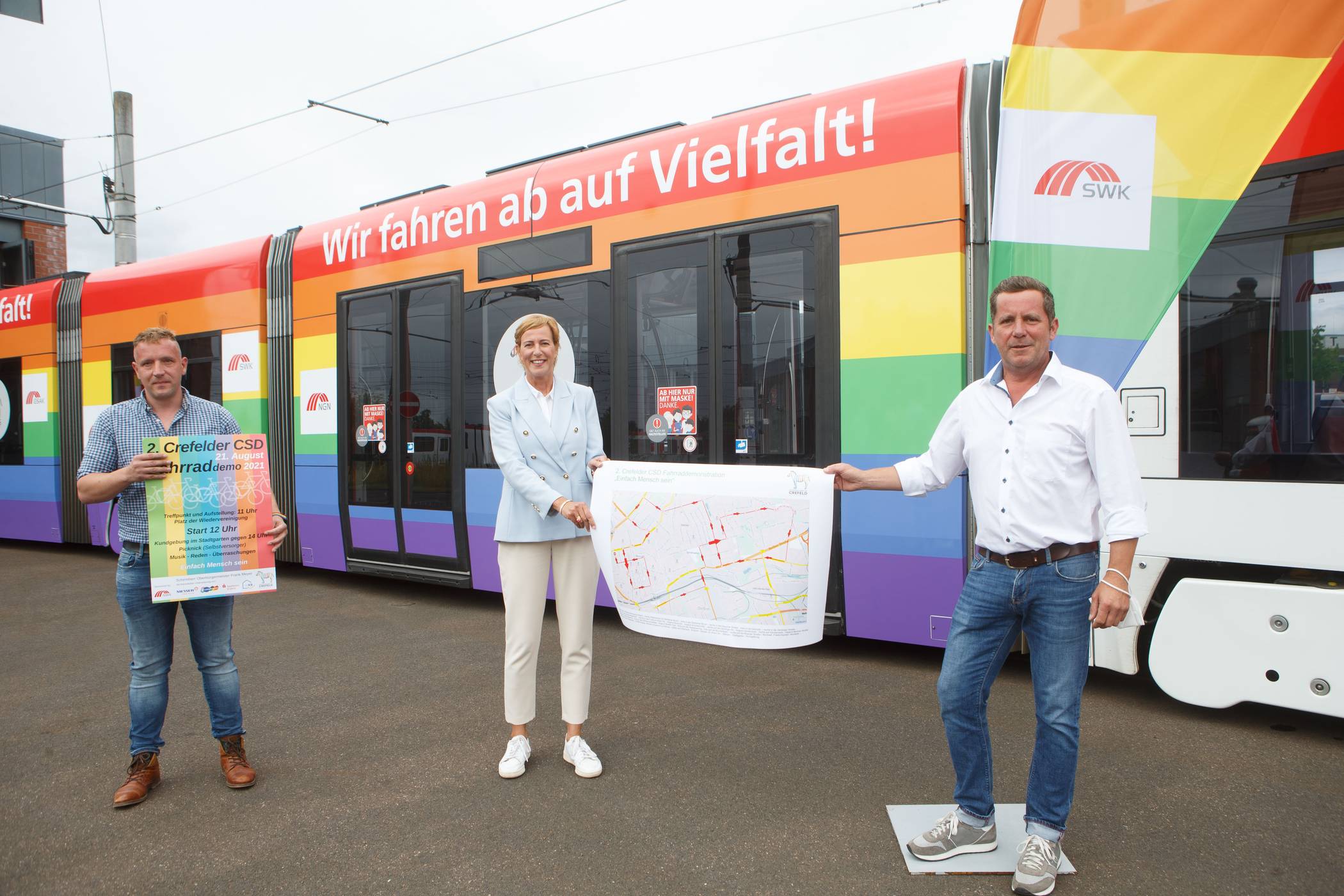 SWK-Vorständin Kerstin Abraham bei der Vorstellung der neuen Regenbogenbahn mit den CSD-Organisatoren Levent Sirkal (l.) und Oliver Leist.