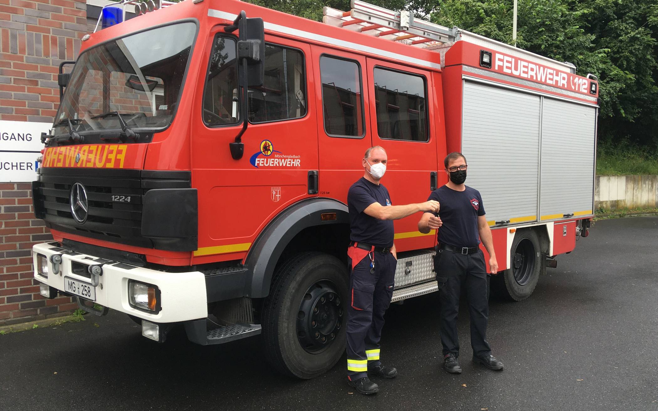  Harald Beckers von der Feuerwehr Mönchengladbach (links) und Sascha Schmitz von der Feuerwehr Schleiden bei der Schlüsselübergabe. 
  