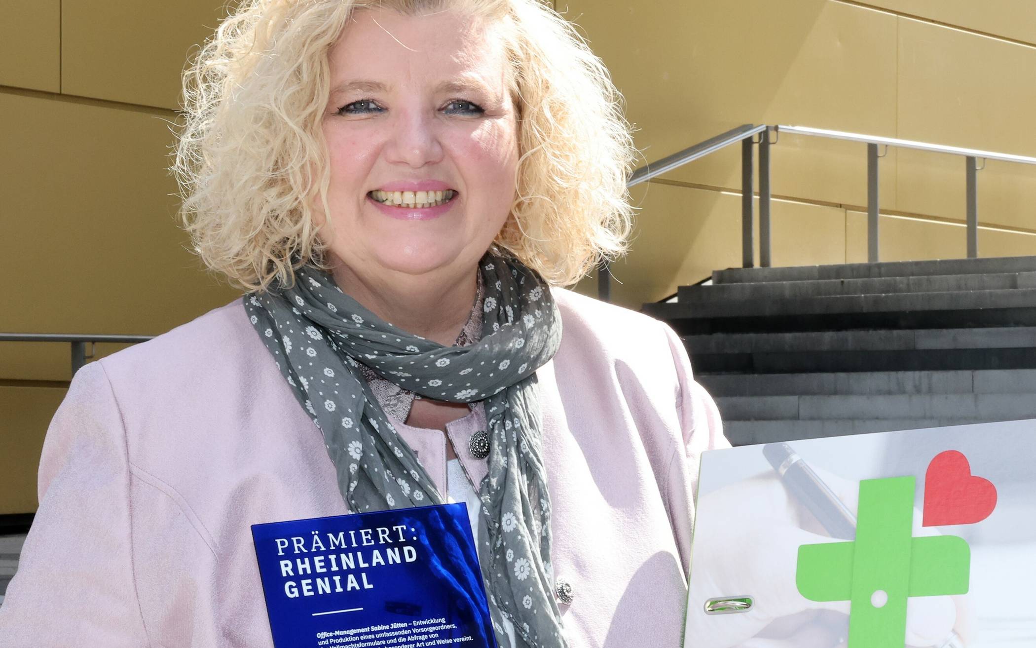 Sabine Jütten freut sich über den MRR-Award „Rheinland Genial“ für ihr Gesamtpaket von Sortierdienst und Vorsorgeordner. 