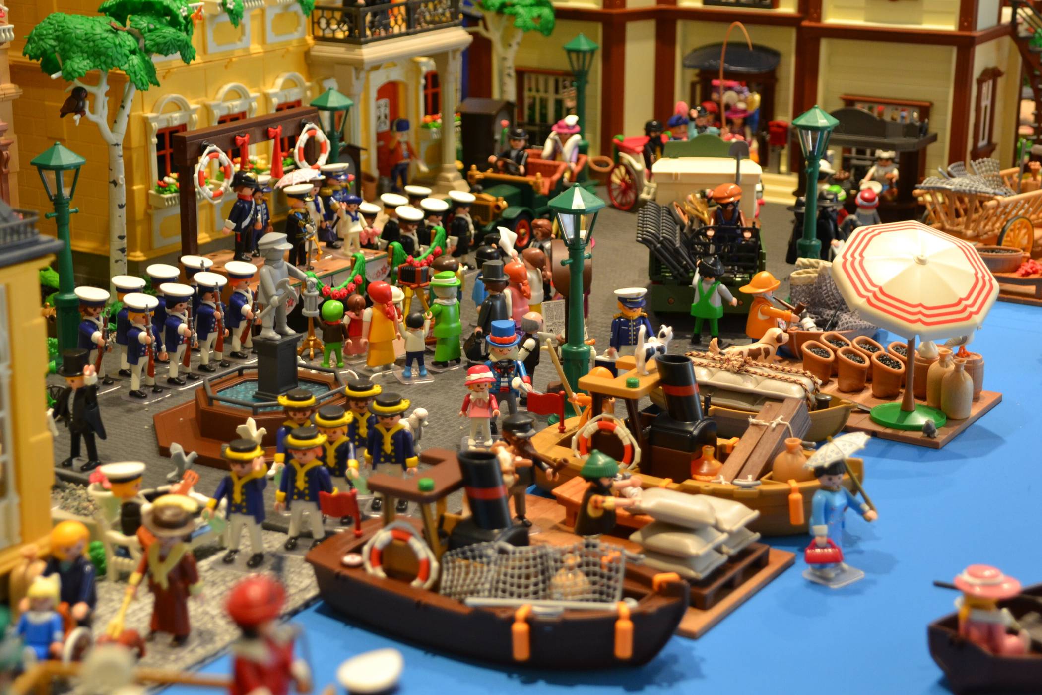 Wie auf einem Wimmelbild geht's zu beim Kaiserbesuch in Ruhrort - was noch dadurch verstärkt wird, dass hier quasi der Neumarkt direkt am Hafen liegt ... 