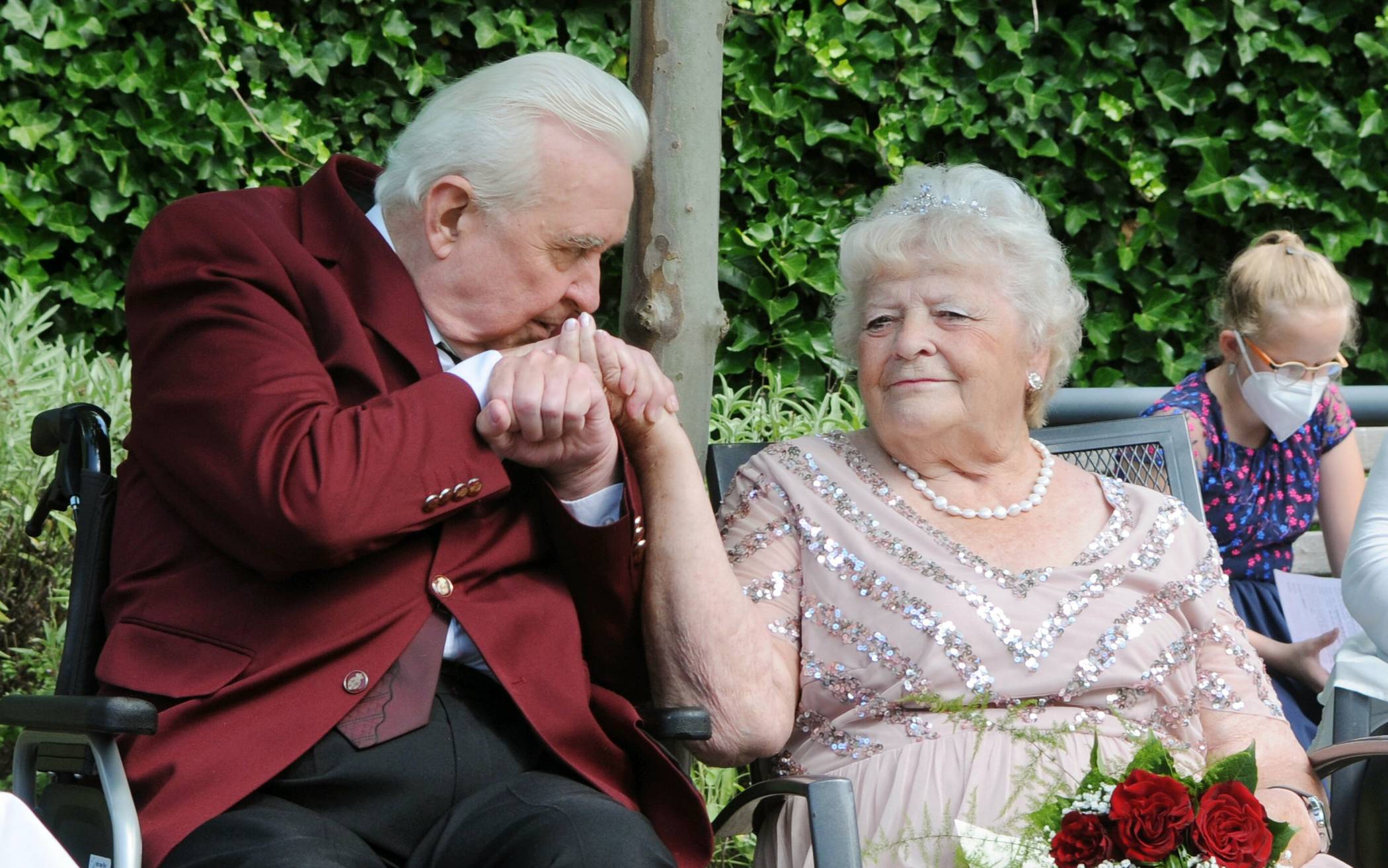 Hildegard Giers (83) und Anton Klier (74) feierten Hochzeit im Caritaszentrum Holt. 