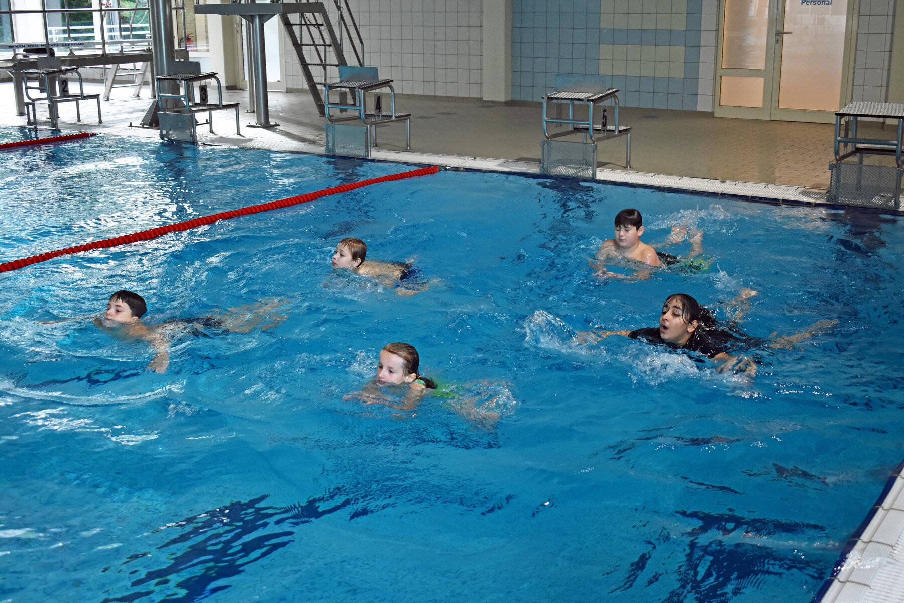  Die dreiwöchigen Schwimmkurse wurden vom Familiengrundschulzentrum, De Bütt und DLRG gemeinsam auf den Weg gebracht. 