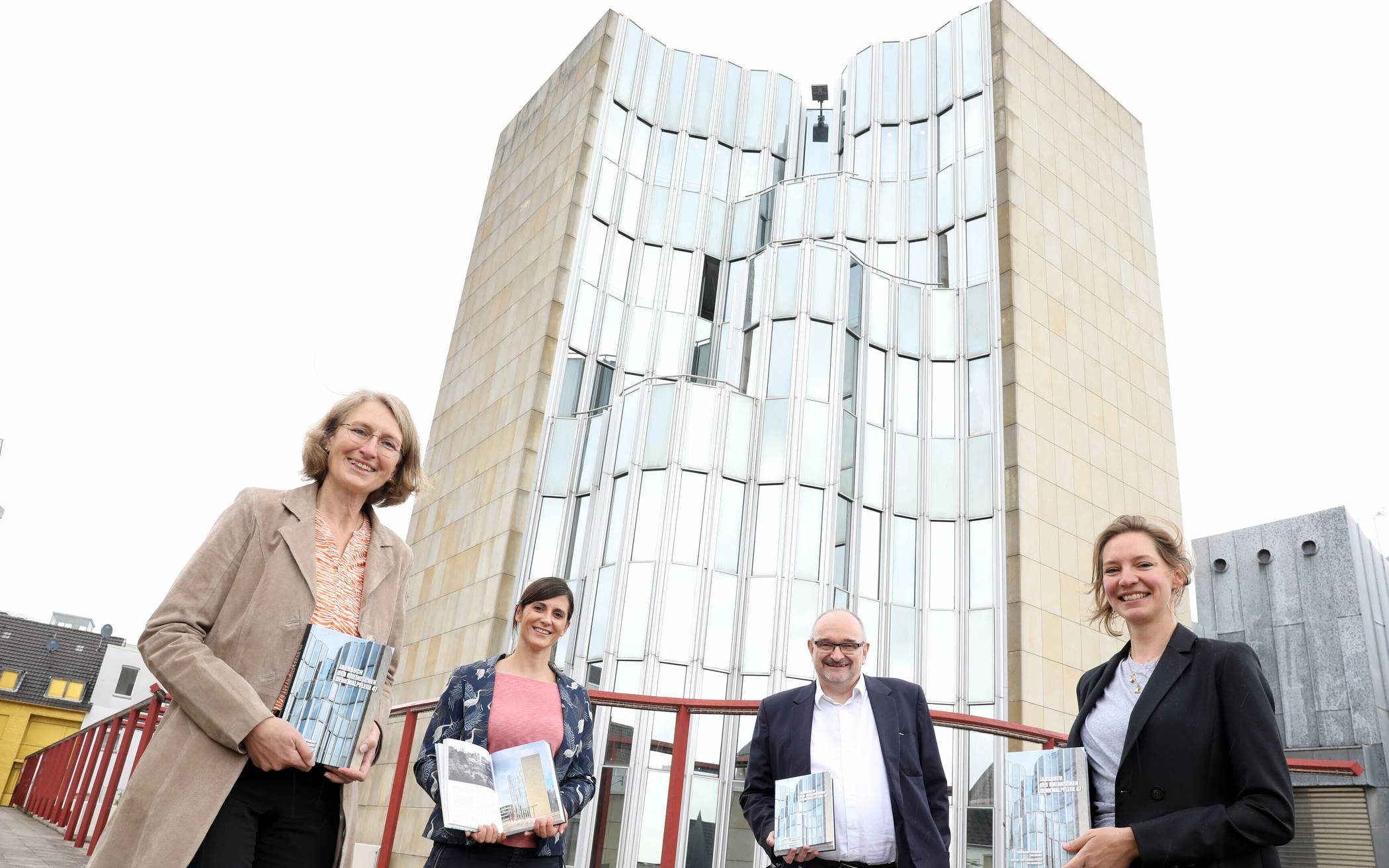  Landeskonservatorin Dr. Andrea Pufke, Autorin Nadja Fröhlich, M.A. (beide LVR-Amt für Denkmalpflege im Rheinland), Beigeordneter Dr. Gert Fischer und die stellvertretende Direktorin des Museums Abetiberg Dr. Felicia Rappe mit dem 47. Jahrbuch der Rheinischen Denkmalpflege, auf dessen Titel das Mönchengladbacher Museum abgebildet ist. 