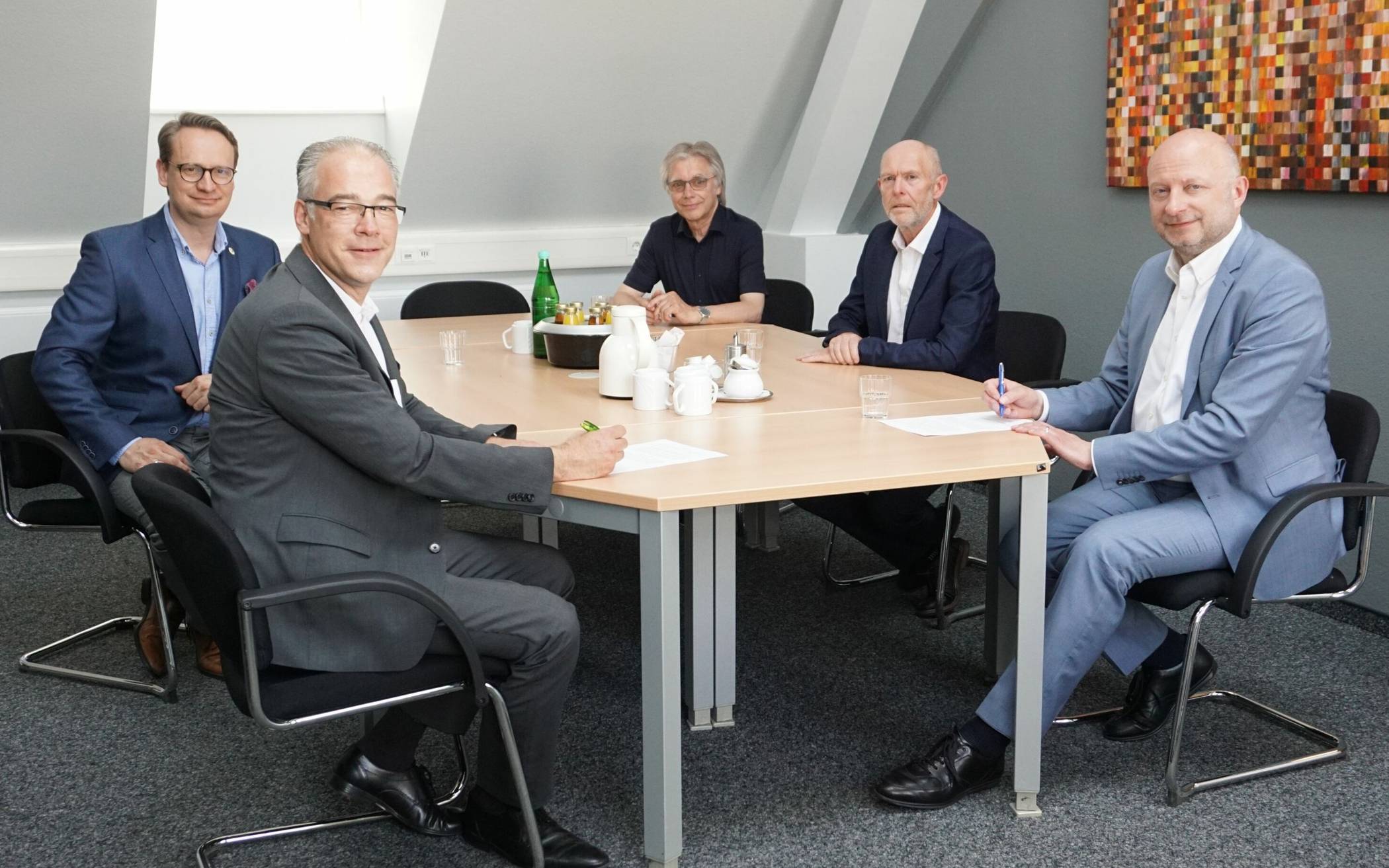  Jörg Schneider, Geschäftsführer Krankenhaus Nettetal (l.) und Thorsten Celary, Geschäftsführer Städtische Kliniken Mönchengladbach (r.) unterzeichnen die Absichtserklärung für eine Kooperation der beiden Häuser. Mit dabei sind Dr. Michael Rauterkus (Geschäftsführer Krankenhaus Nettetal), und die jeweiligen Aufsichtsratsvorsitzenden Jürgen Boyxen (Nettetal), Bernd Meisterling-Riecks (Mönchengladbach). 
  