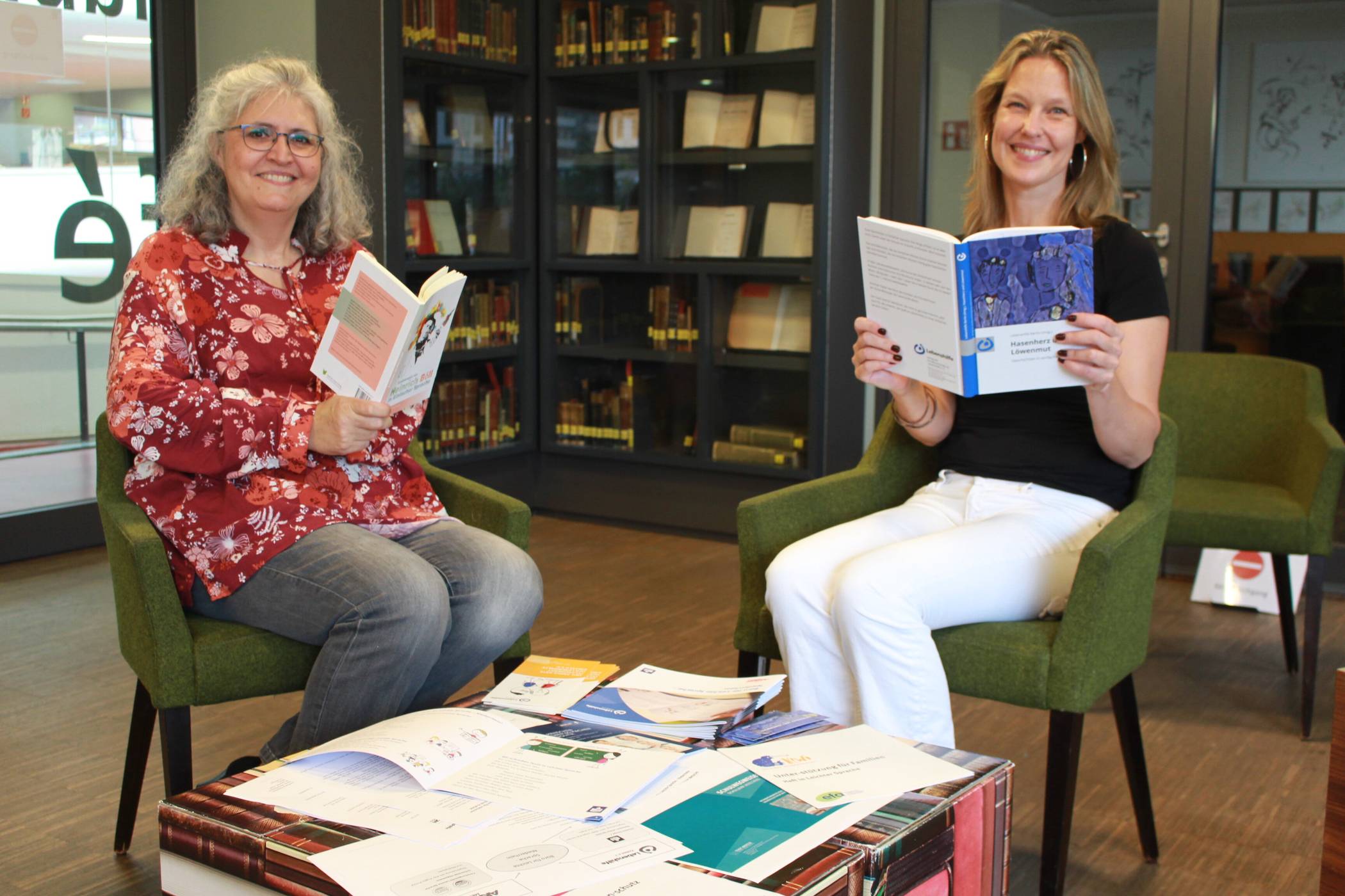 Belesen: Sabine Simonsmeier (r.) von der Mediothek und Silvana Pasquavaglio vom Büro für leichte Sprache der Lebenshilfe präsentieren an den Veranstaltungstagen eine Fülle von Gebrauchs- und literarischen Texten, die auch von Menschen mit Beeinträchtigungen gut verstanden werden. Foto: Müller 