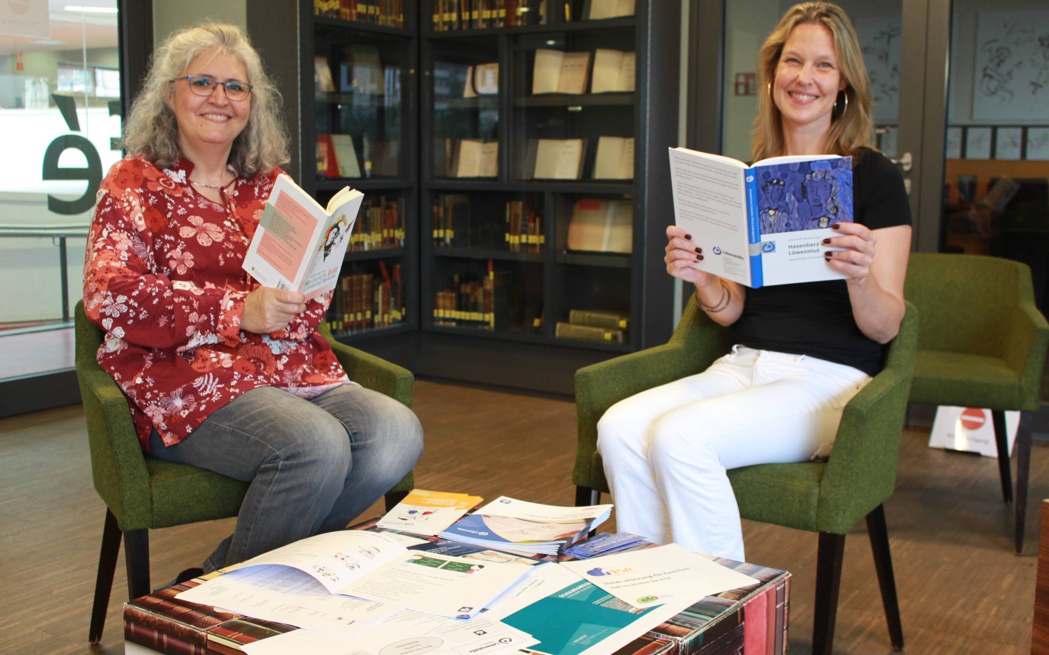 Belesen: Sabine Simonsmeier (r.) von der