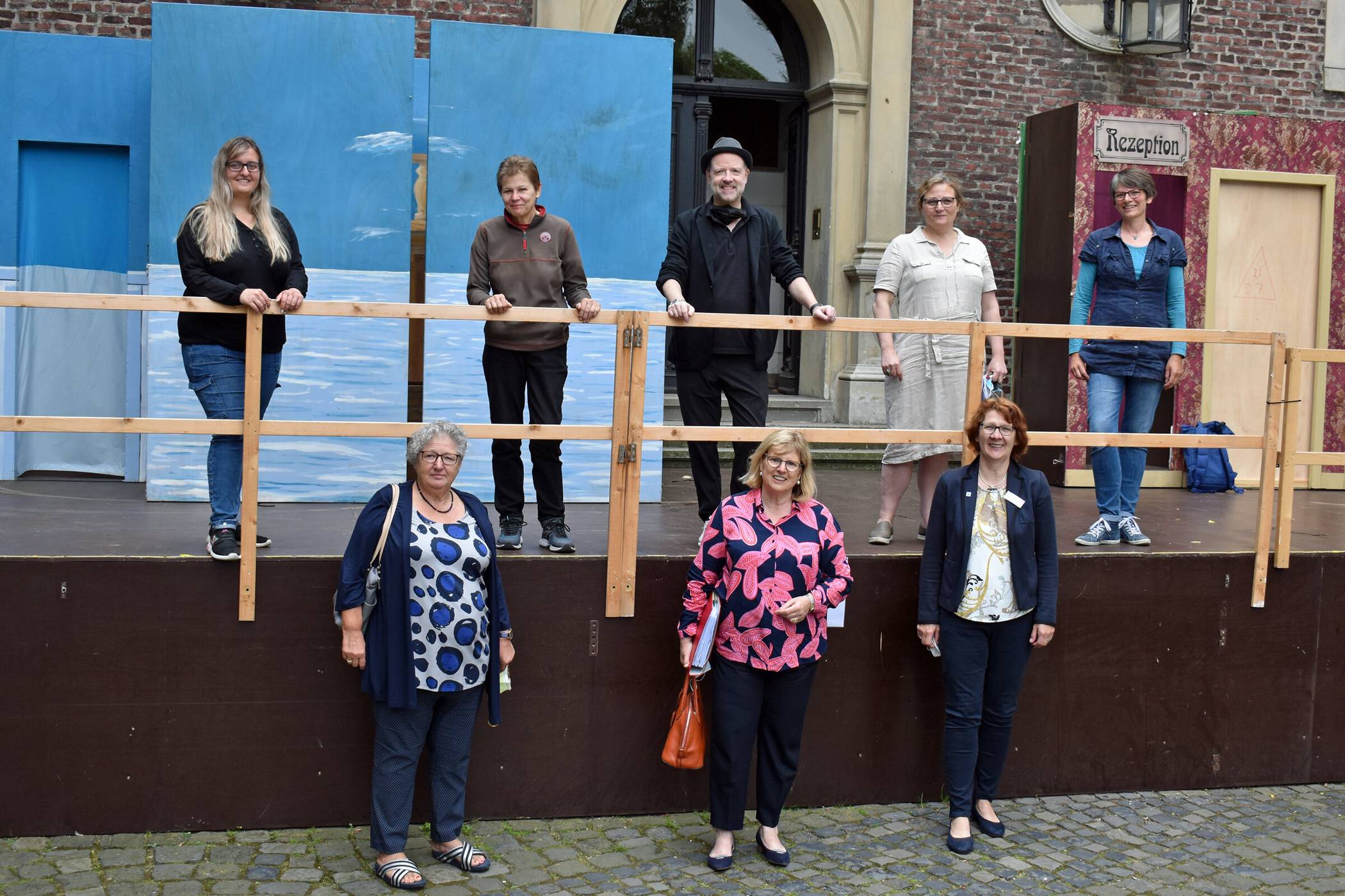 Sind zufrieden mit den Festspielen trotz Corona-Zeiten: Karina Schweizer, Marion Teuber-Helten, Christine Csar, Jan Bodinus, Sabine Mroch, Jutta Saum, Brigitte Schwerdtfeger, Bärbel Blomen (von links). 
  