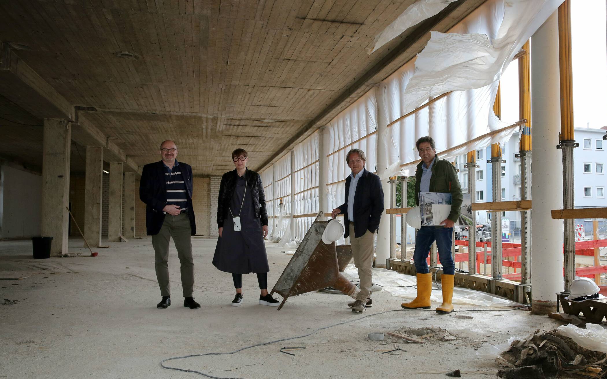 Beigeordneter Dr. Gert Fischer, Leiterin der Stadtbibliothek Brigitte Behrendt, Stadtdirektor Dr. Gregor Bonin und der Projektleiter der GMMG Holger Janke (v.l.) bei der Baustellenbesichtigung. 