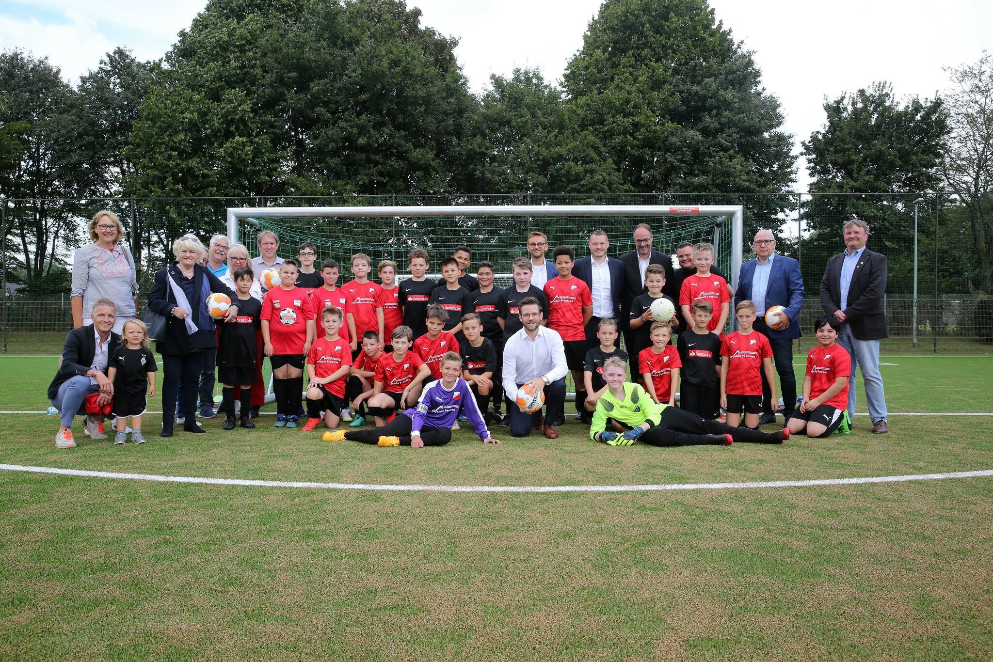  Pünktlich zum 100-jährigen Vereinsjubiläum konnte Oberbürgermeister Felix Heinrichs das neue Kunststoffrasenspielfeld offiziell an den SV Rot-Weiss Venn 1921 e.V. übergeben. 