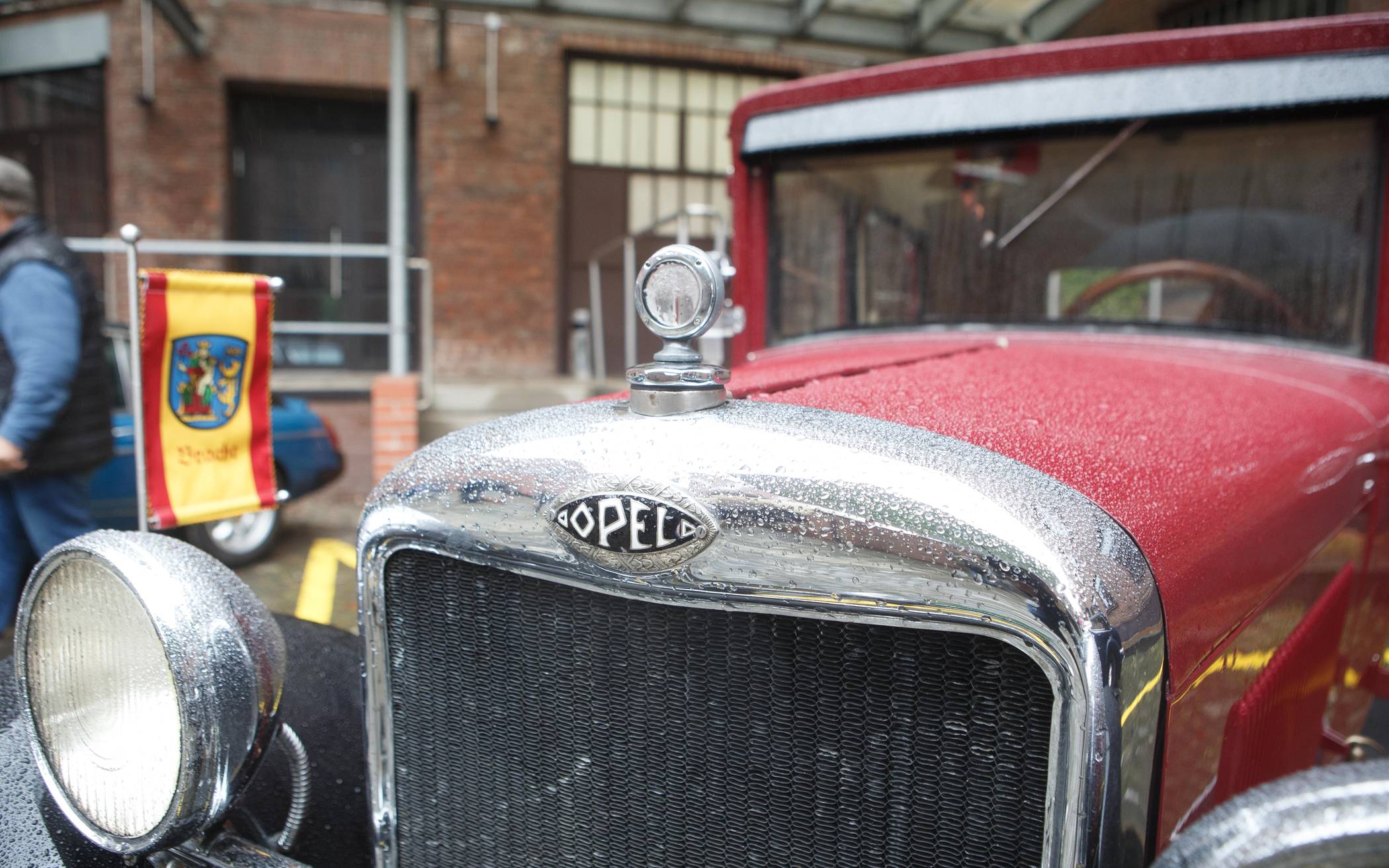 Faszinierende Oldtimer hielten auch bei Dujardin